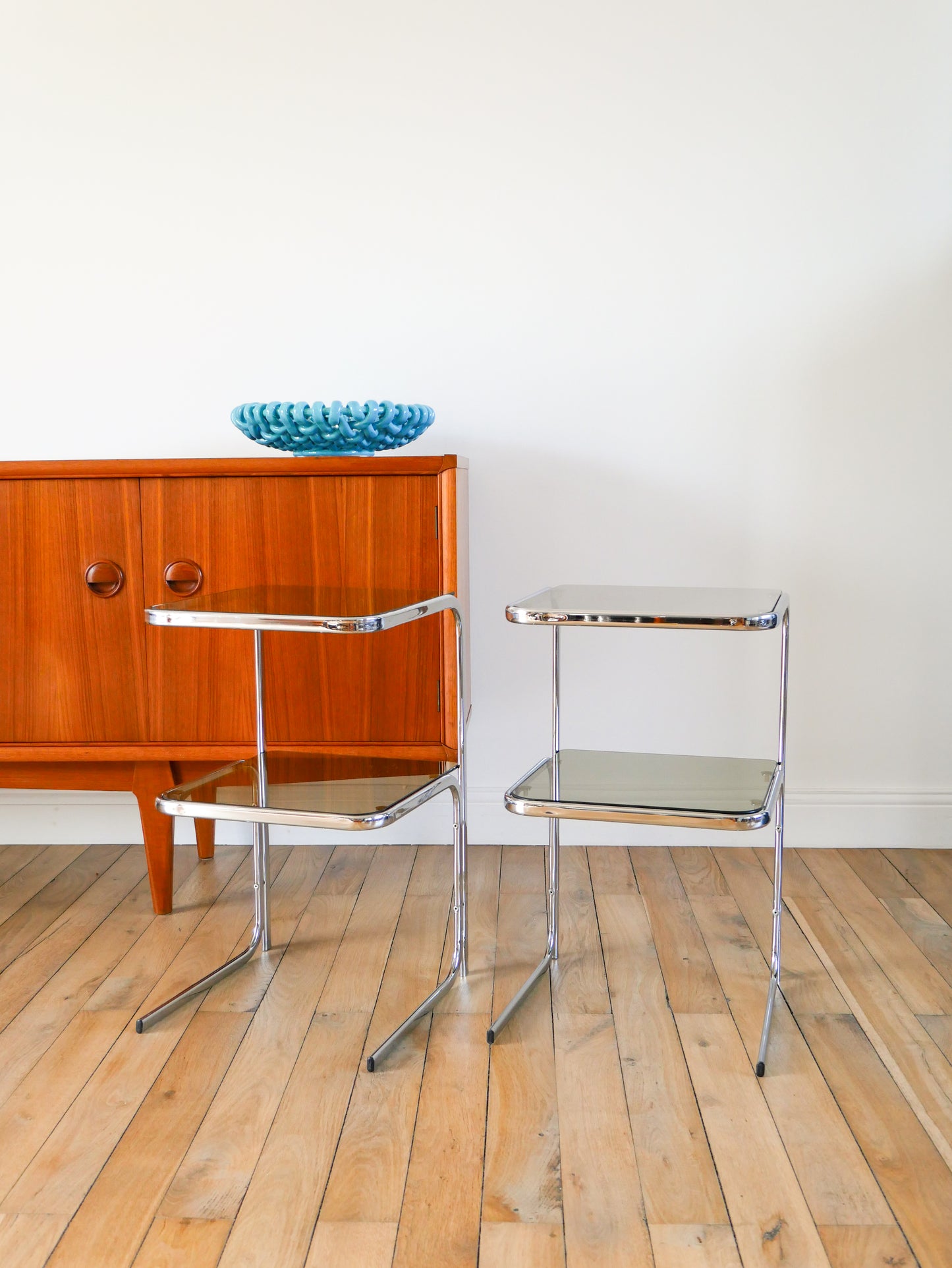 Paire de tables d'appoint tubulaires en chrome et verre fumé, double plateaux, Design, 1970