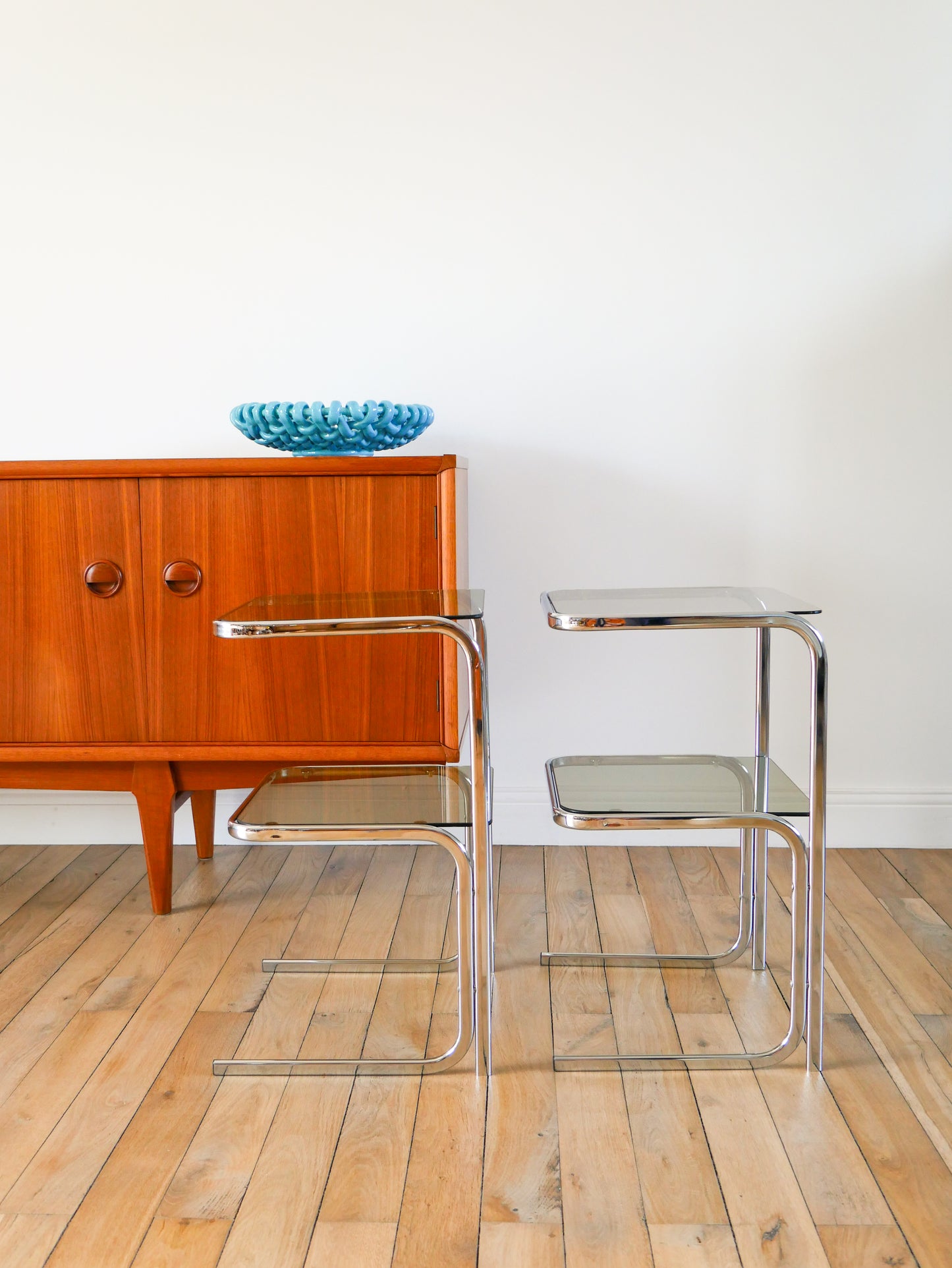 Paire de tables d'appoint tubulaires en chrome et verre fumé, double plateaux, Design, 1970