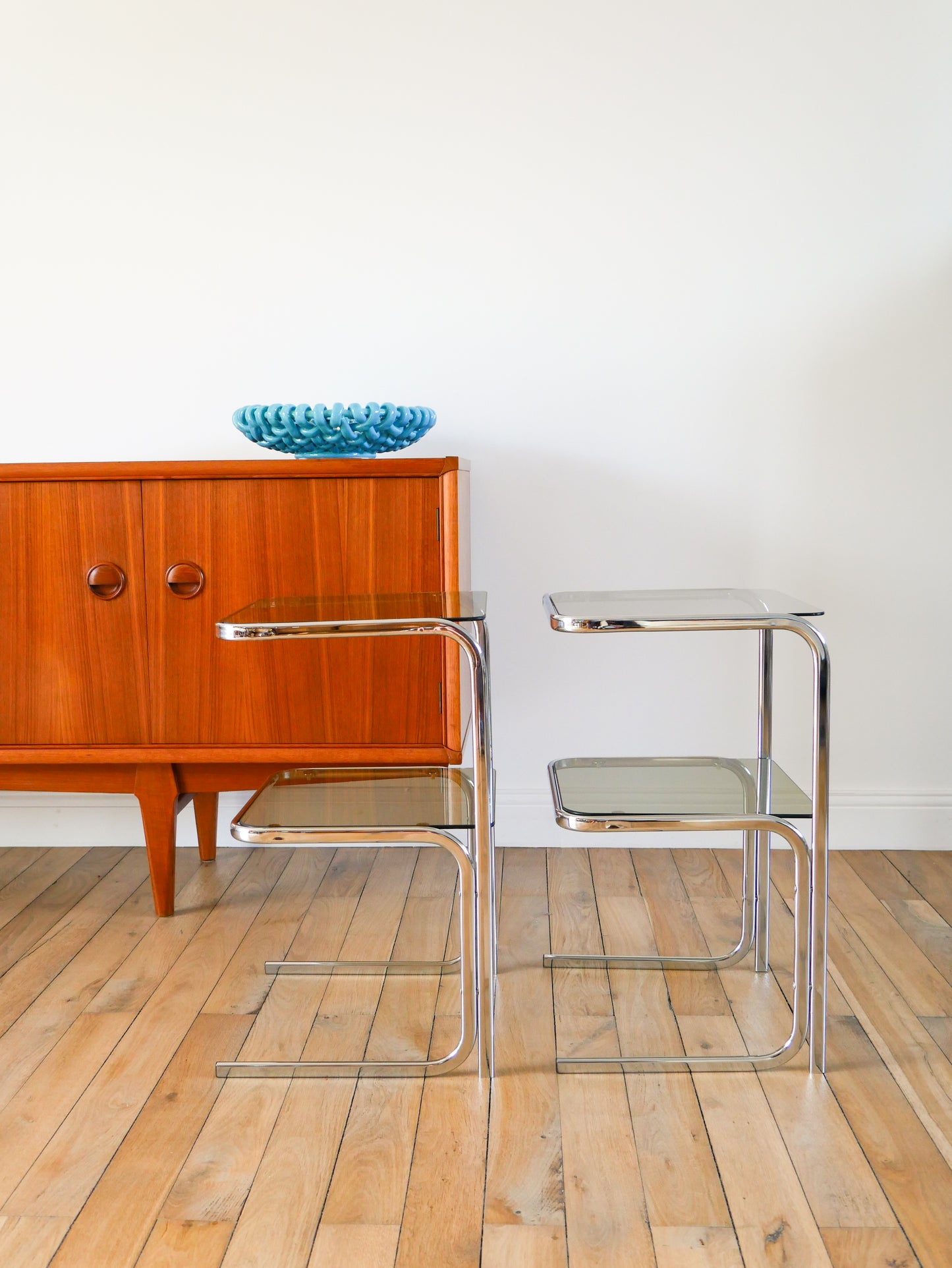 Paire de tables d'appoint tubulaires en chrome et verre fumé, double plateaux, Design, 1970