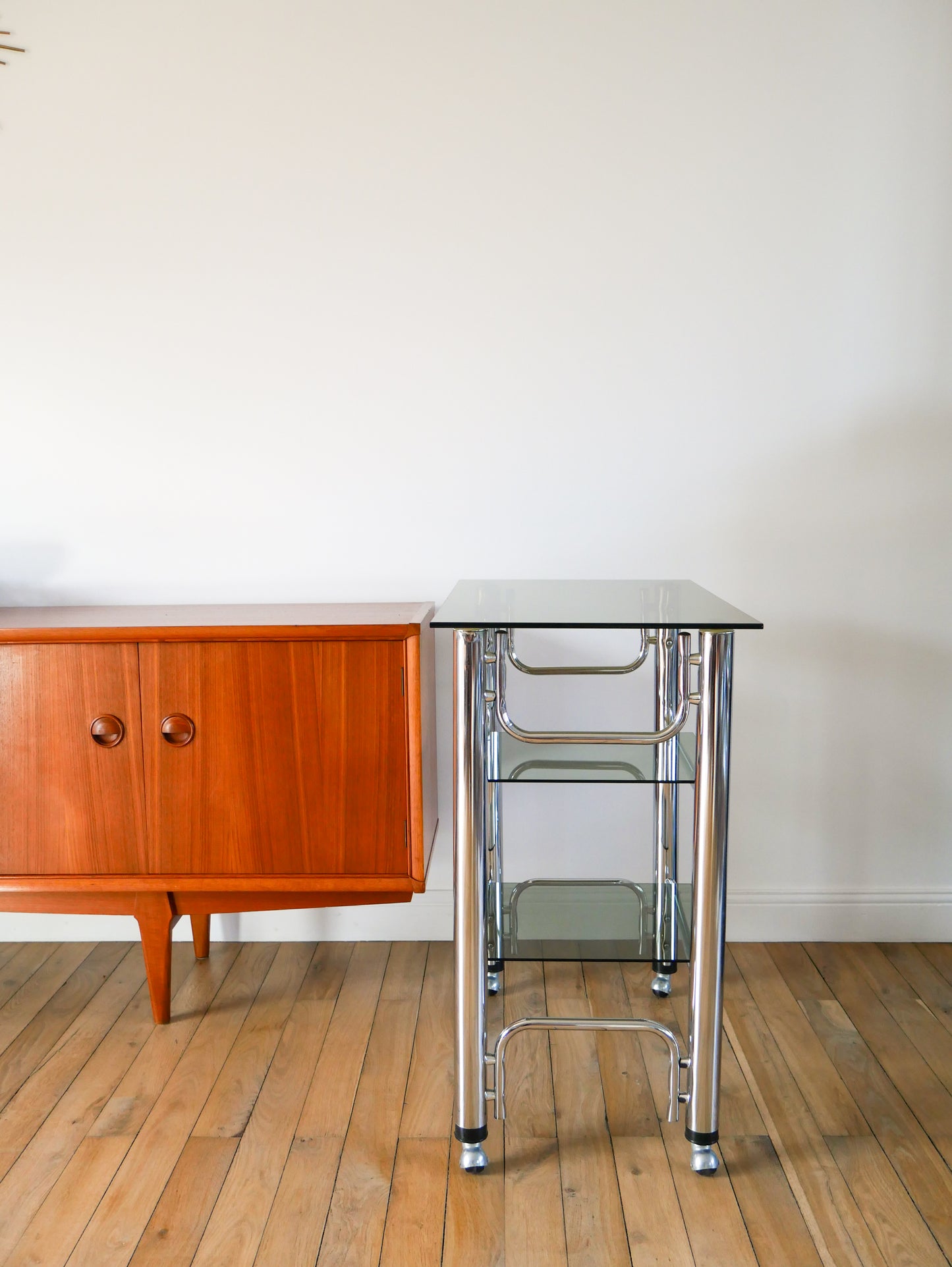 Console en chrome et verre fumé sur roulettes, triple plateaux, Design, 1970