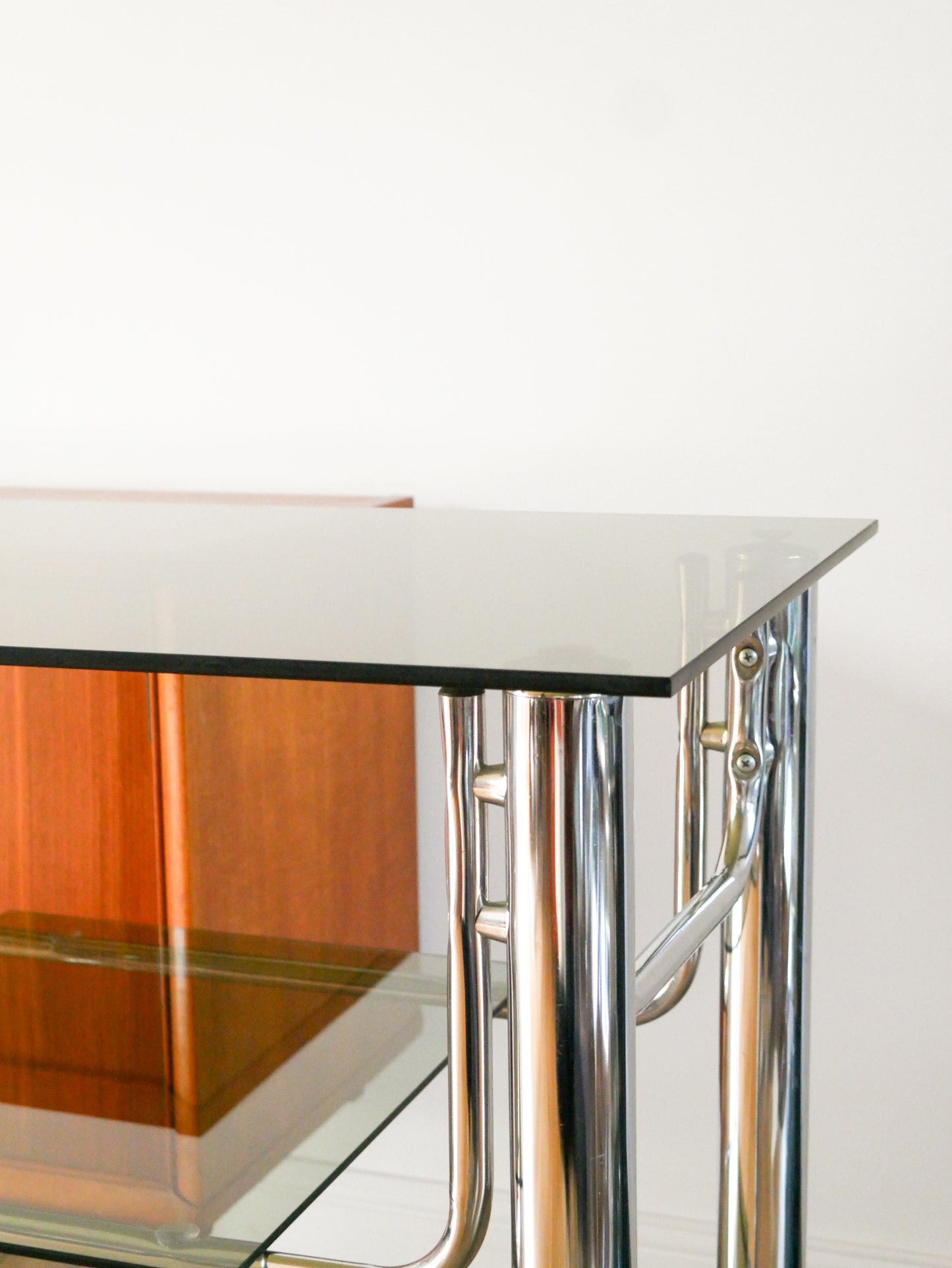 Console en chrome et verre fumé sur roulettes, triple plateaux, Design, 1970