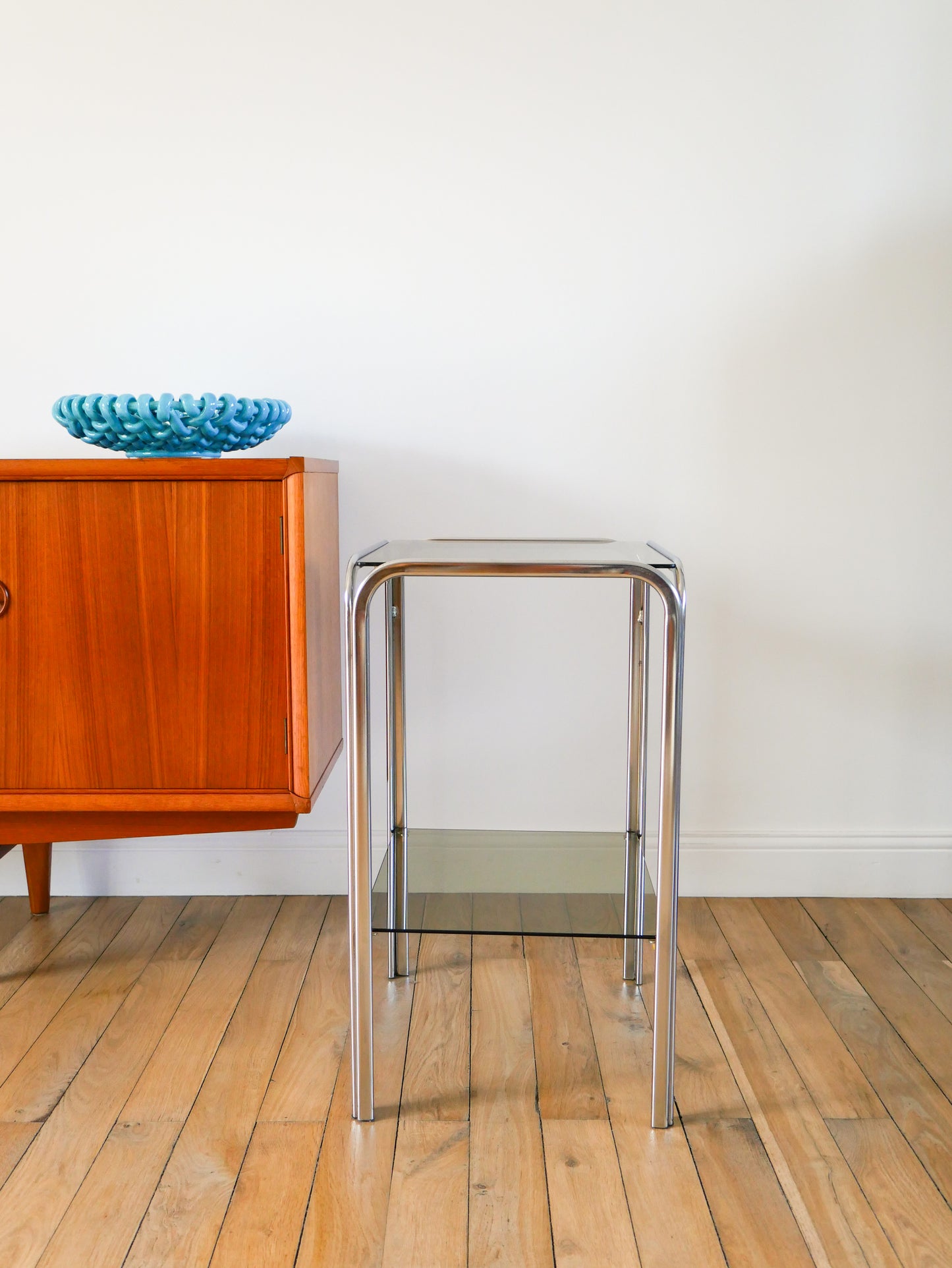 Console / table d'appoint tubulaire en chrome et verre fumé, double plateaux, 1970 -