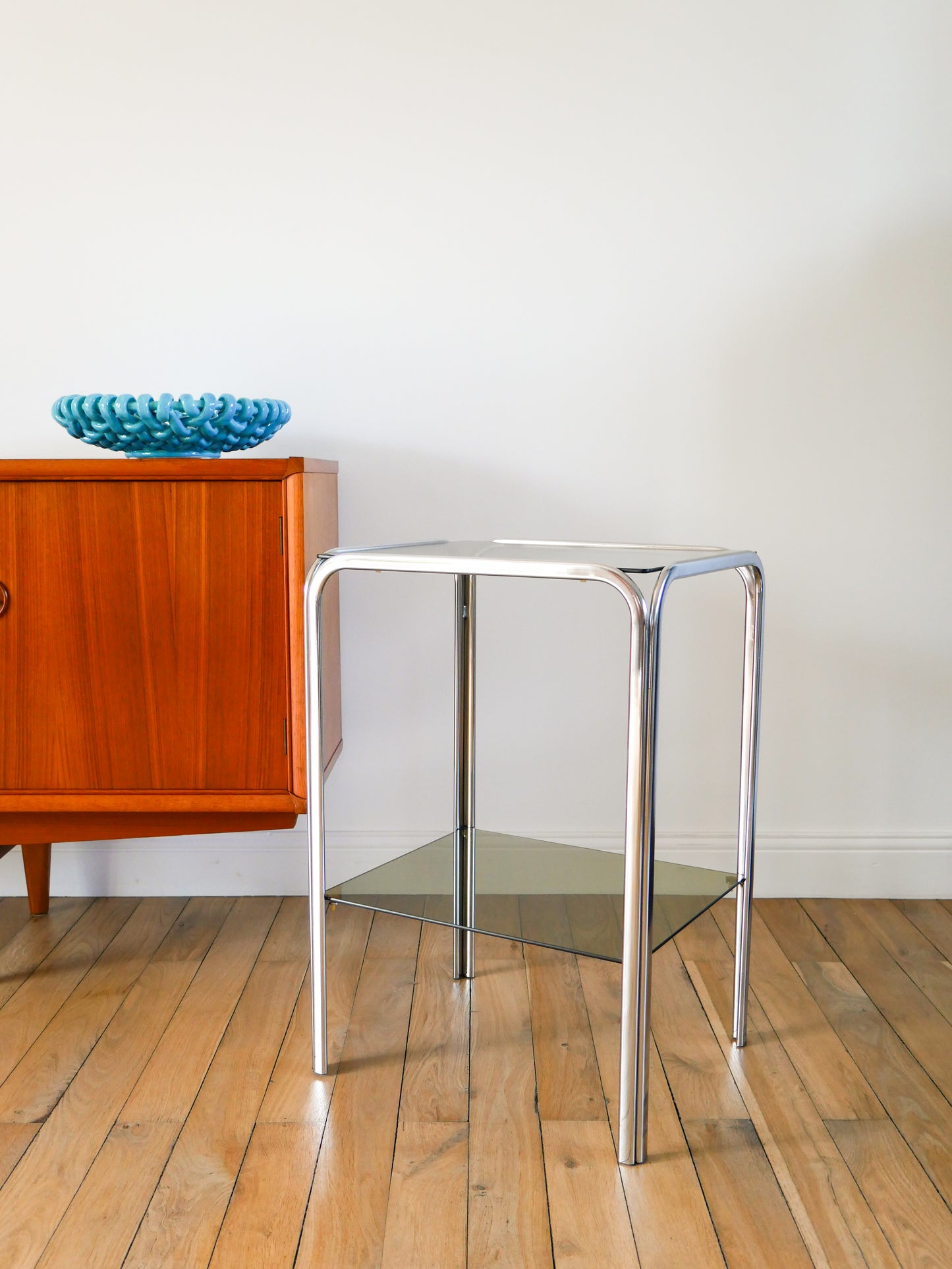 Console / table d'appoint tubulaire en chrome et verre fumé, double plateaux, 1970 -