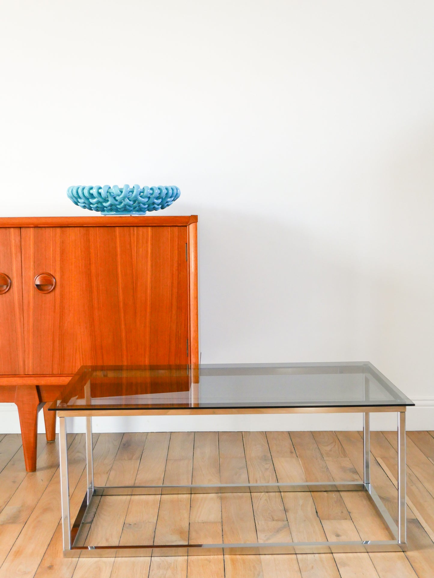 Table basse rectangulaire piètements en chrome et verre fumé, Design, 1970 - 80 X 48 X 35 cm