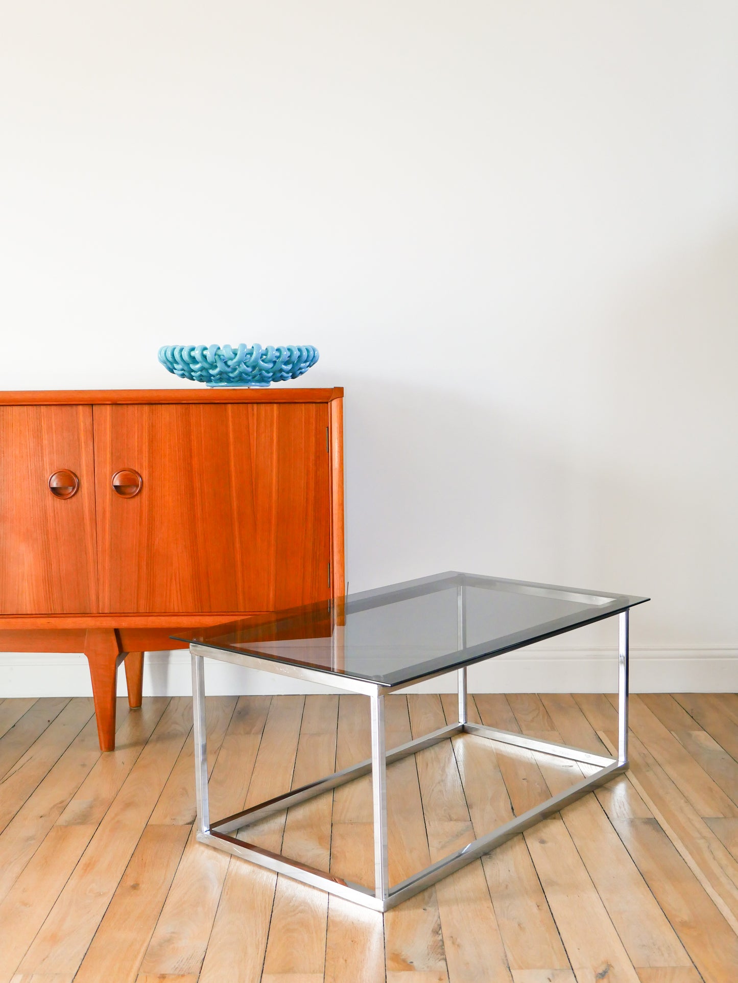 Table basse rectangulaire piètements en chrome et verre fumé, Design, 1970 - 80 X 48 X 35 cm