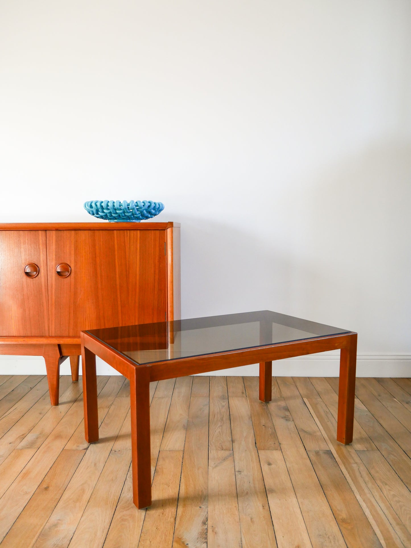 Table basse en bois et verre fumé, Design, 1970