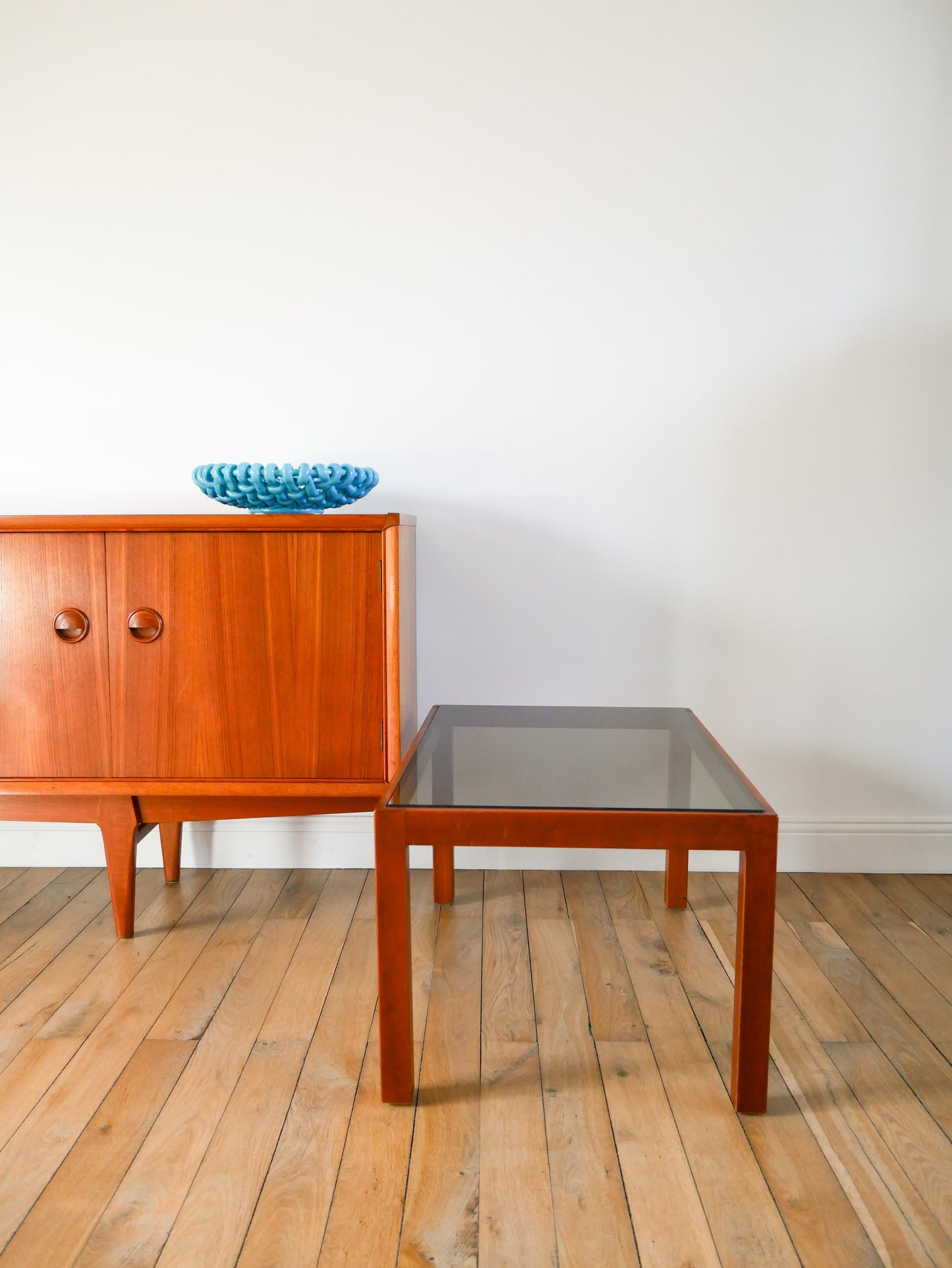 Table basse en bois et verre fumé, Design, 1970