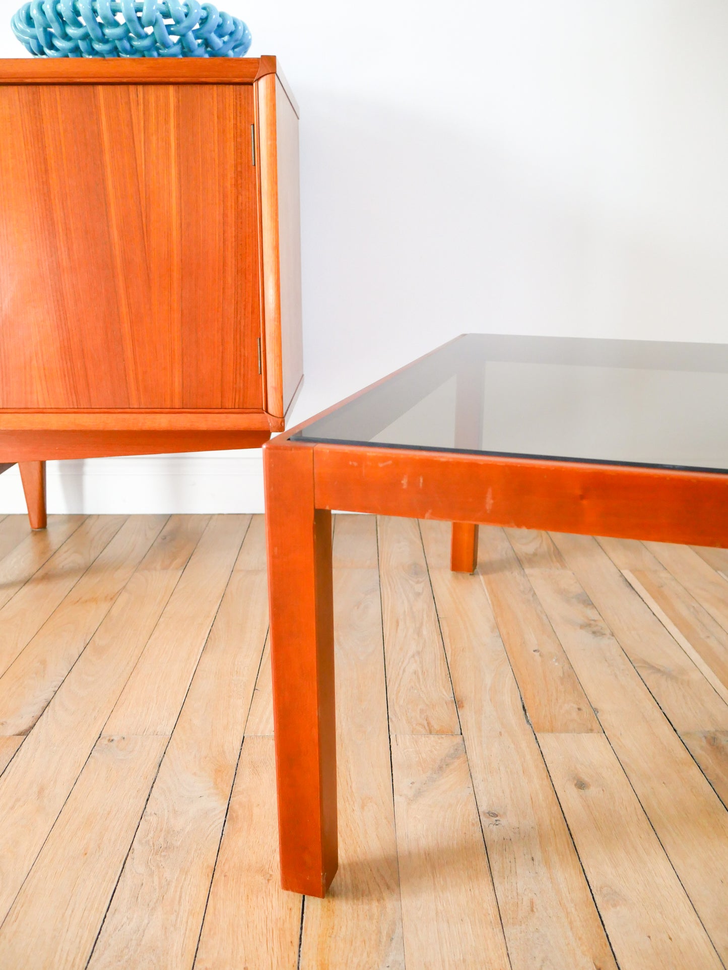 Table basse en bois et verre fumé, Design, 1970
