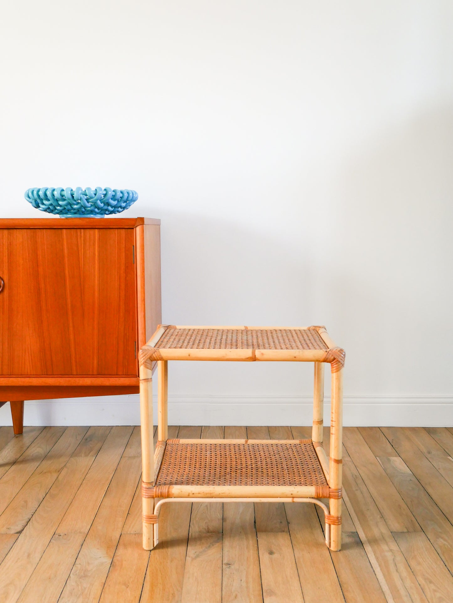 Table de chevet en rotin et cannage, 1960
