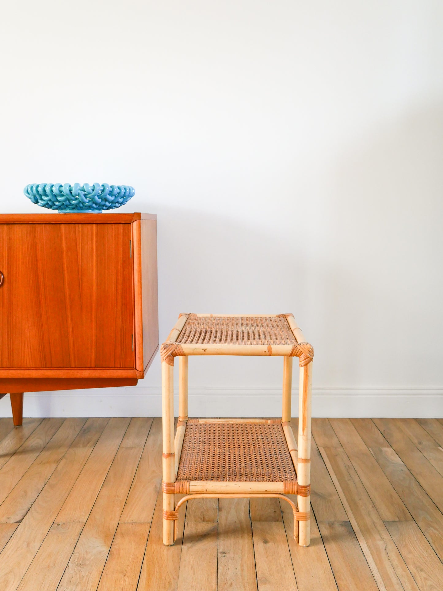 Table de chevet en rotin et cannage, 1960