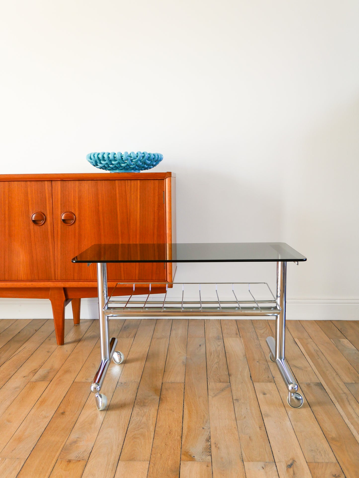 Table d'appoint range vinyles à roulettes en chrome et verre fumé, Design, 1970