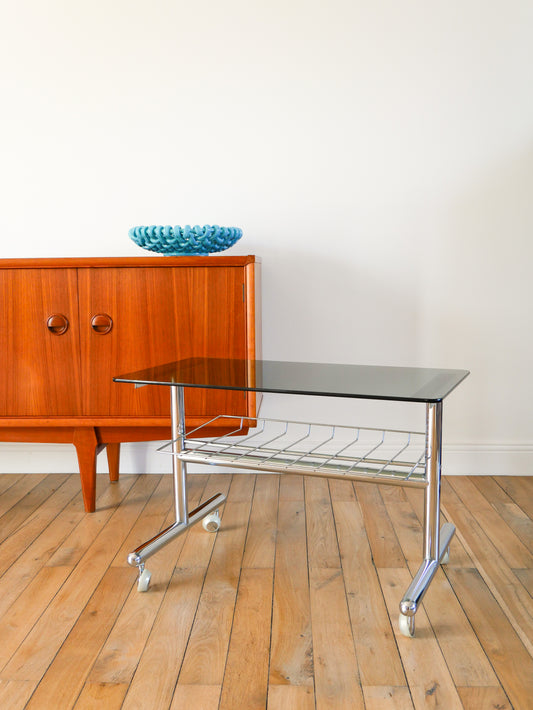 Table d'appoint range vinyles à roulettes en chrome et verre fumé, Design, 1970