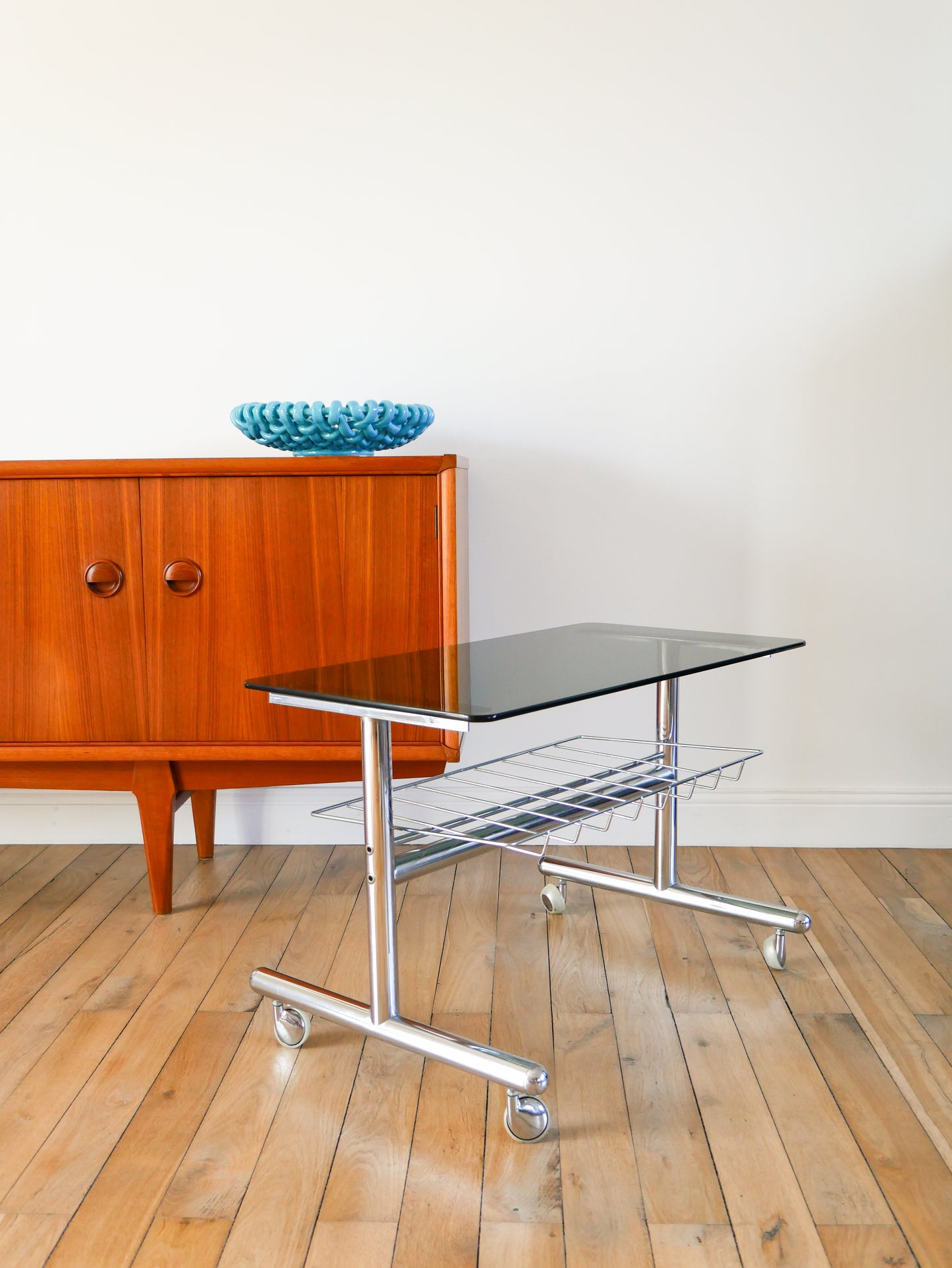 Table d'appoint range vinyles à roulettes en chrome et verre fumé, Design, 1970
