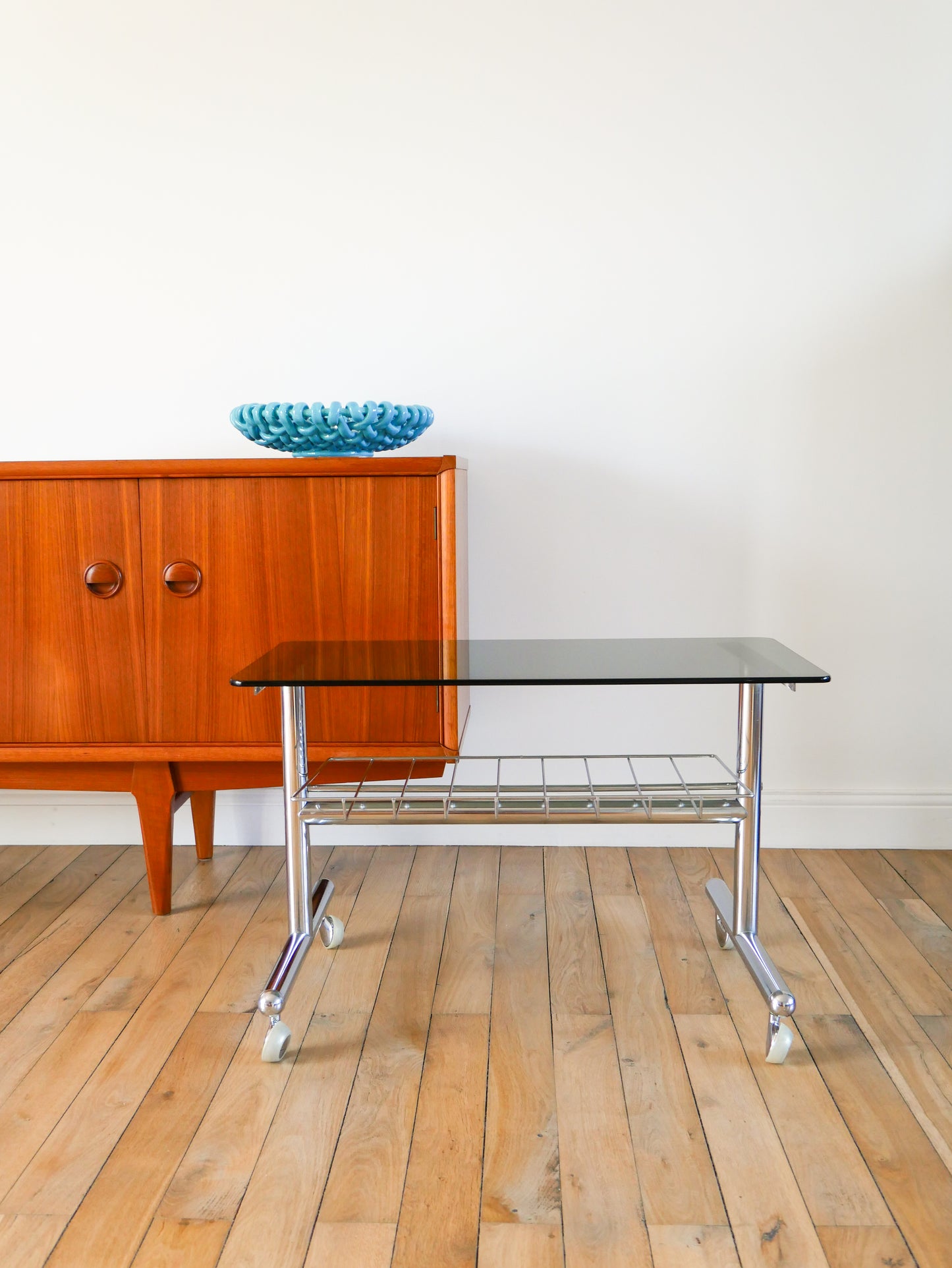 Table d'appoint range vinyles à roulettes en chrome et verre fumé, Design, 1970