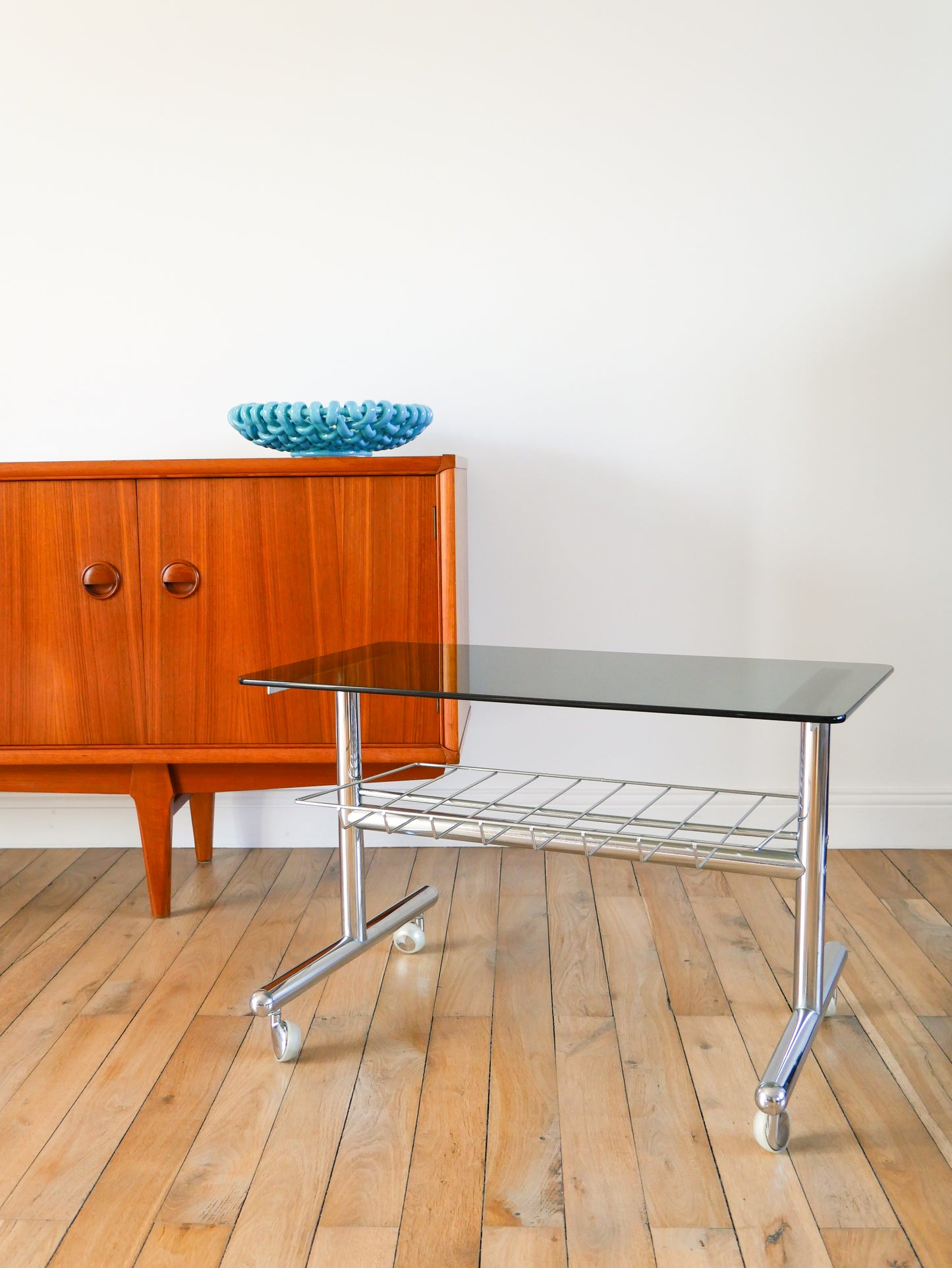 Table d'appoint range vinyles à roulettes en chrome et verre fumé, Design, 1970