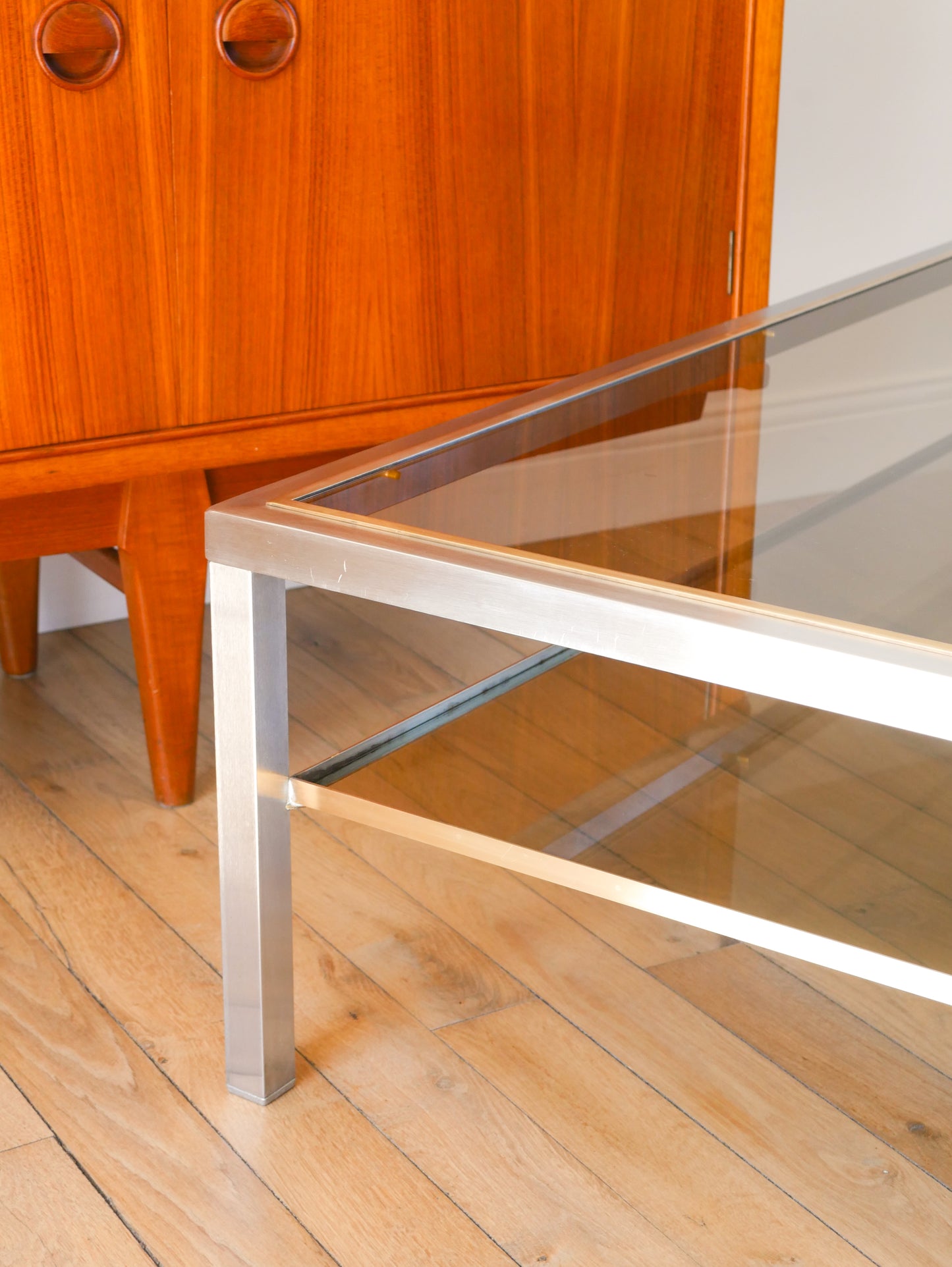 Grande table basse en acier brossé, laiton et verre fumé, double-plateaux, Design, Made in Italy, 1970
