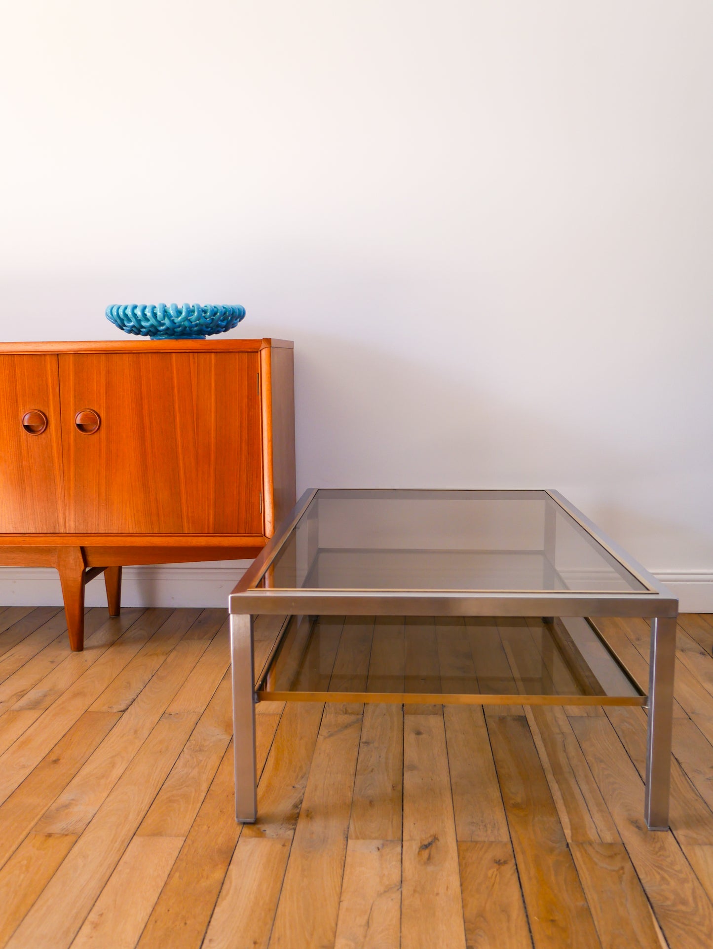 Grande table basse en acier brossé, laiton et verre fumé, double-plateaux, Design, Made in Italy, 1970