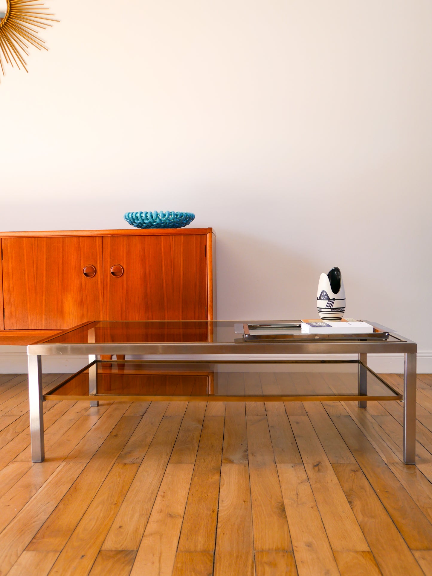 Grande table basse en acier brossé, laiton et verre fumé, double-plateaux, Design, Made in Italy, 1970