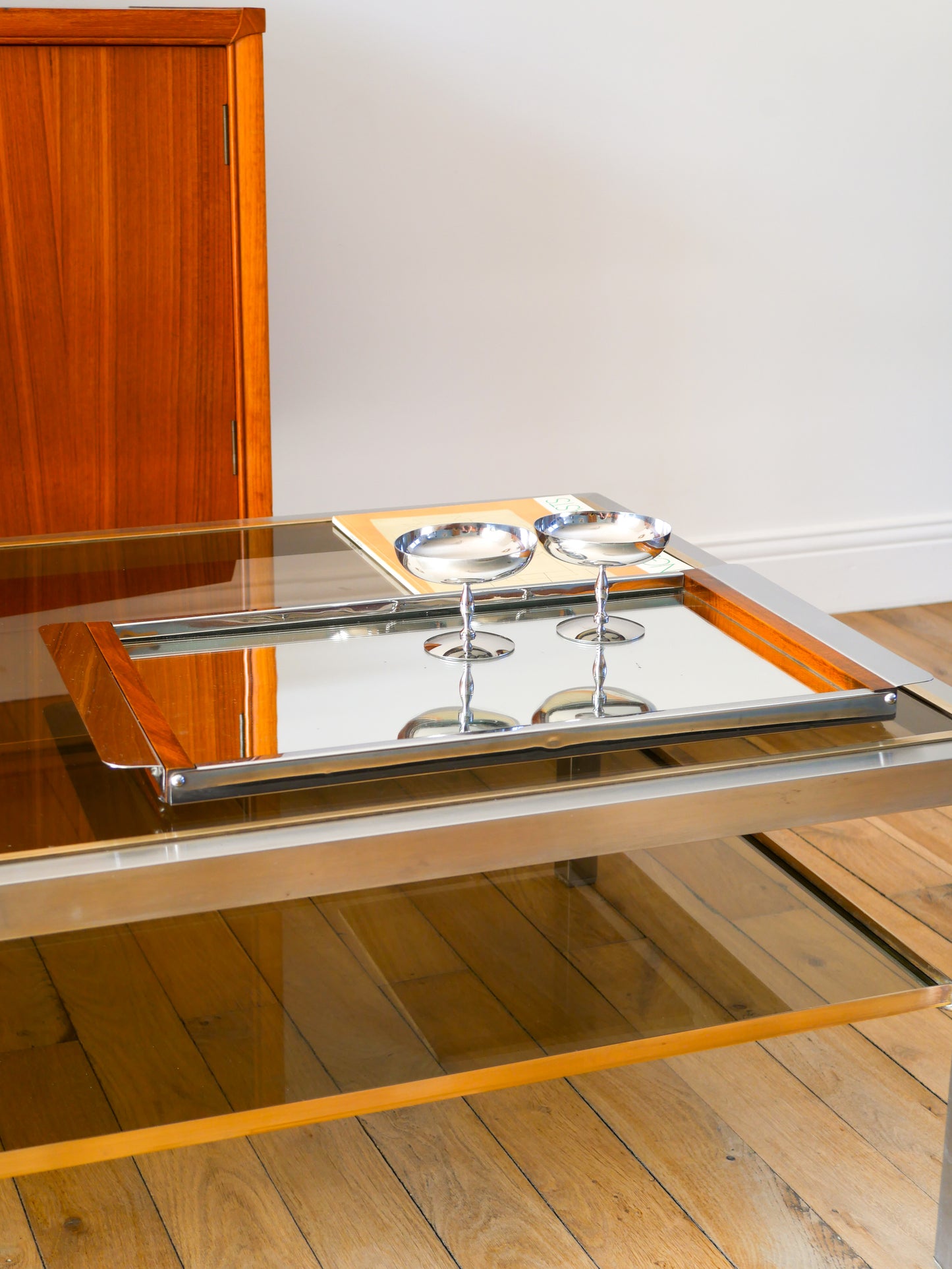 Grande table basse en acier brossé, laiton et verre fumé, double-plateaux, Design, Made in Italy, 1970