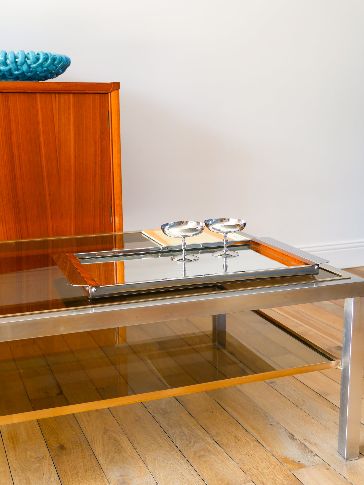Grande table basse en acier brossé, laiton et verre fumé, double-plateaux, Design, Made in Italy, 1970