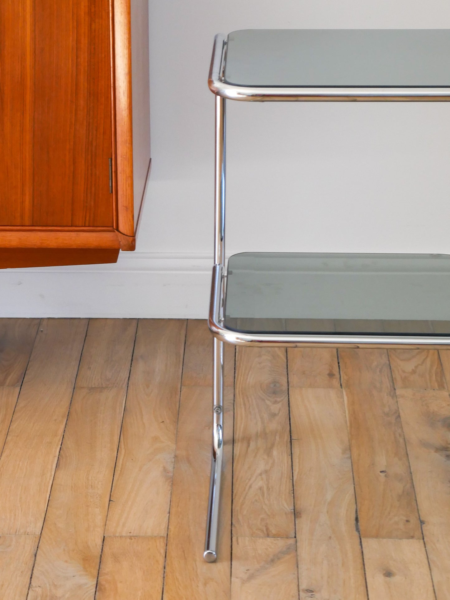Table d'appoint tubulaire en chrome et verre fumé bleuté, double plateaux, Design, 1970