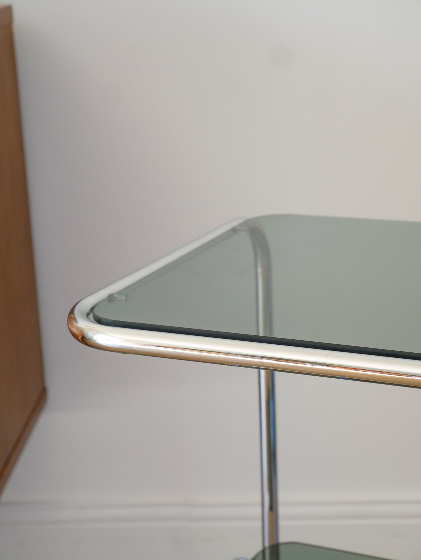 Table d'appoint tubulaire en chrome et verre fumé bleuté, double plateaux, Design, 1970