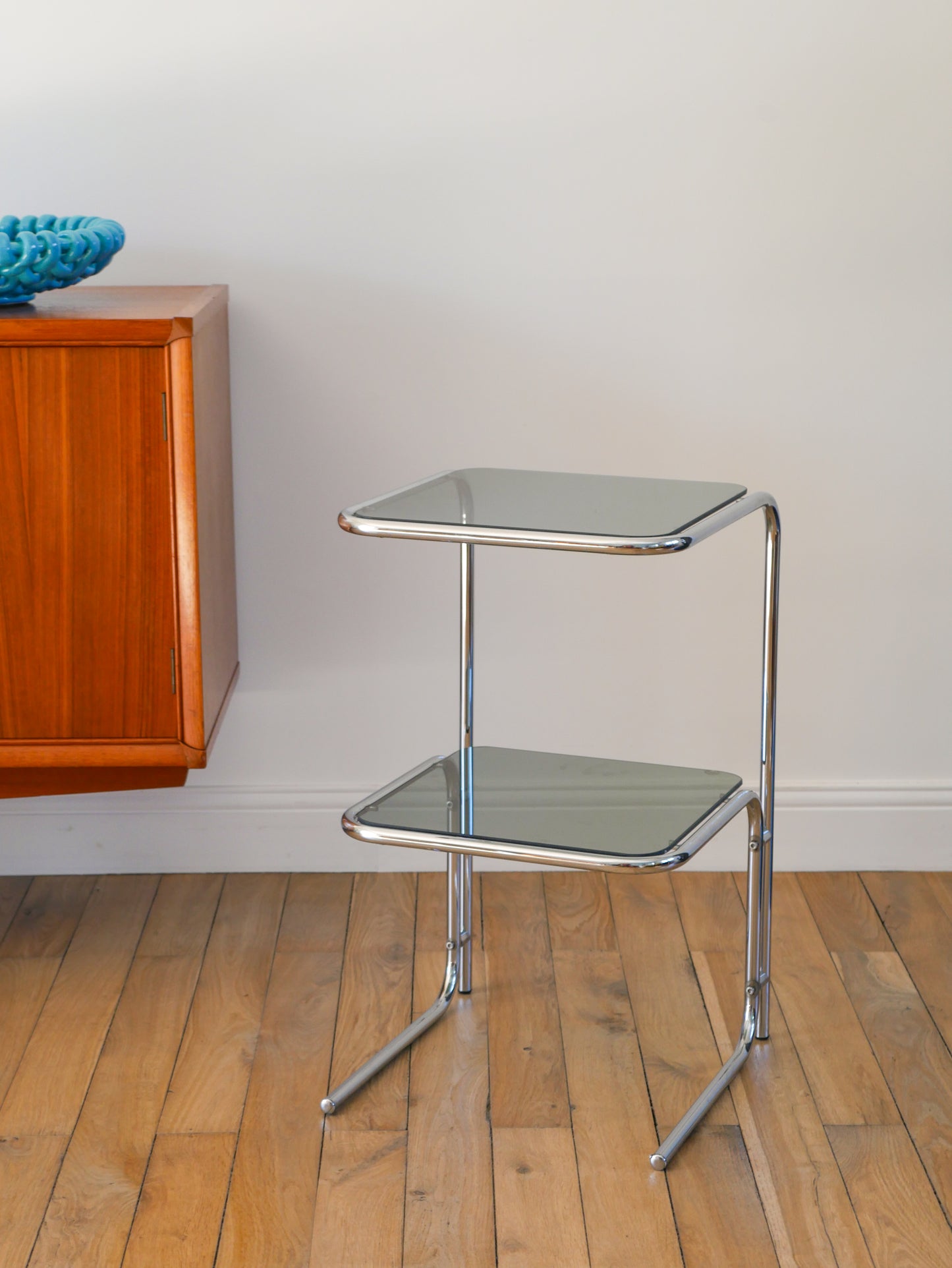 Table d'appoint tubulaire en chrome et verre fumé bleuté, double plateaux, Design, 1970