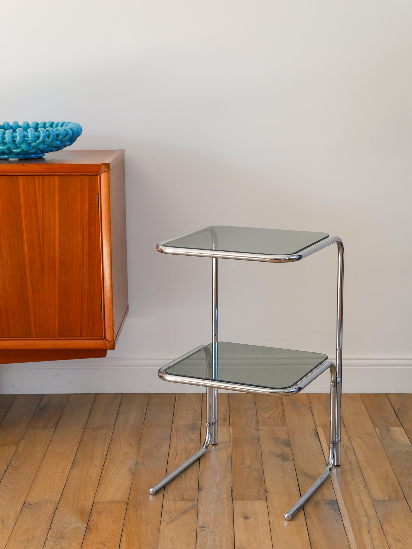 Table d'appoint tubulaire en chrome et verre fumé bleuté, double plateaux, Design, 1970