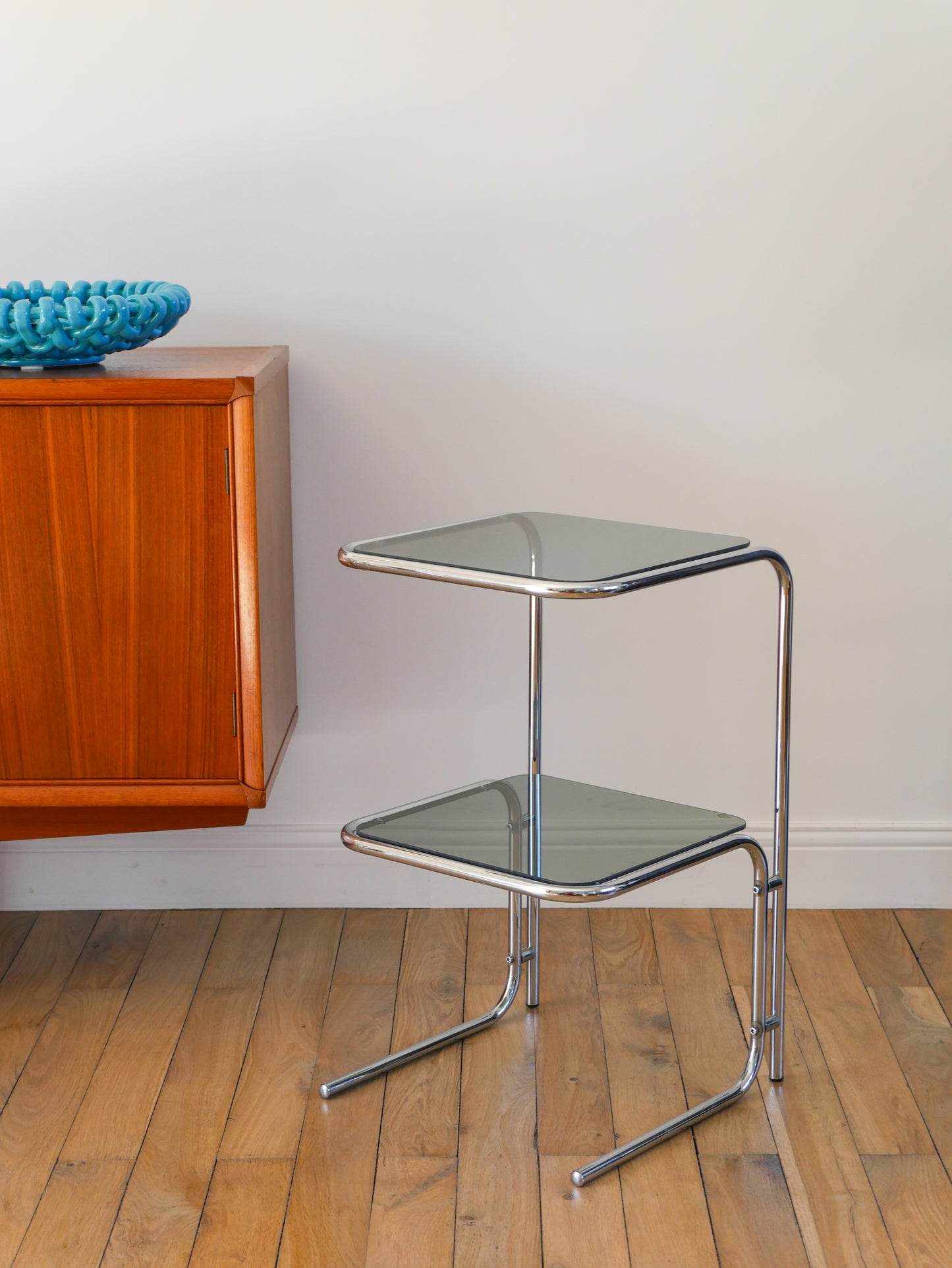 Table d'appoint tubulaire en chrome et verre fumé bleuté, double plateaux, Design, 1970