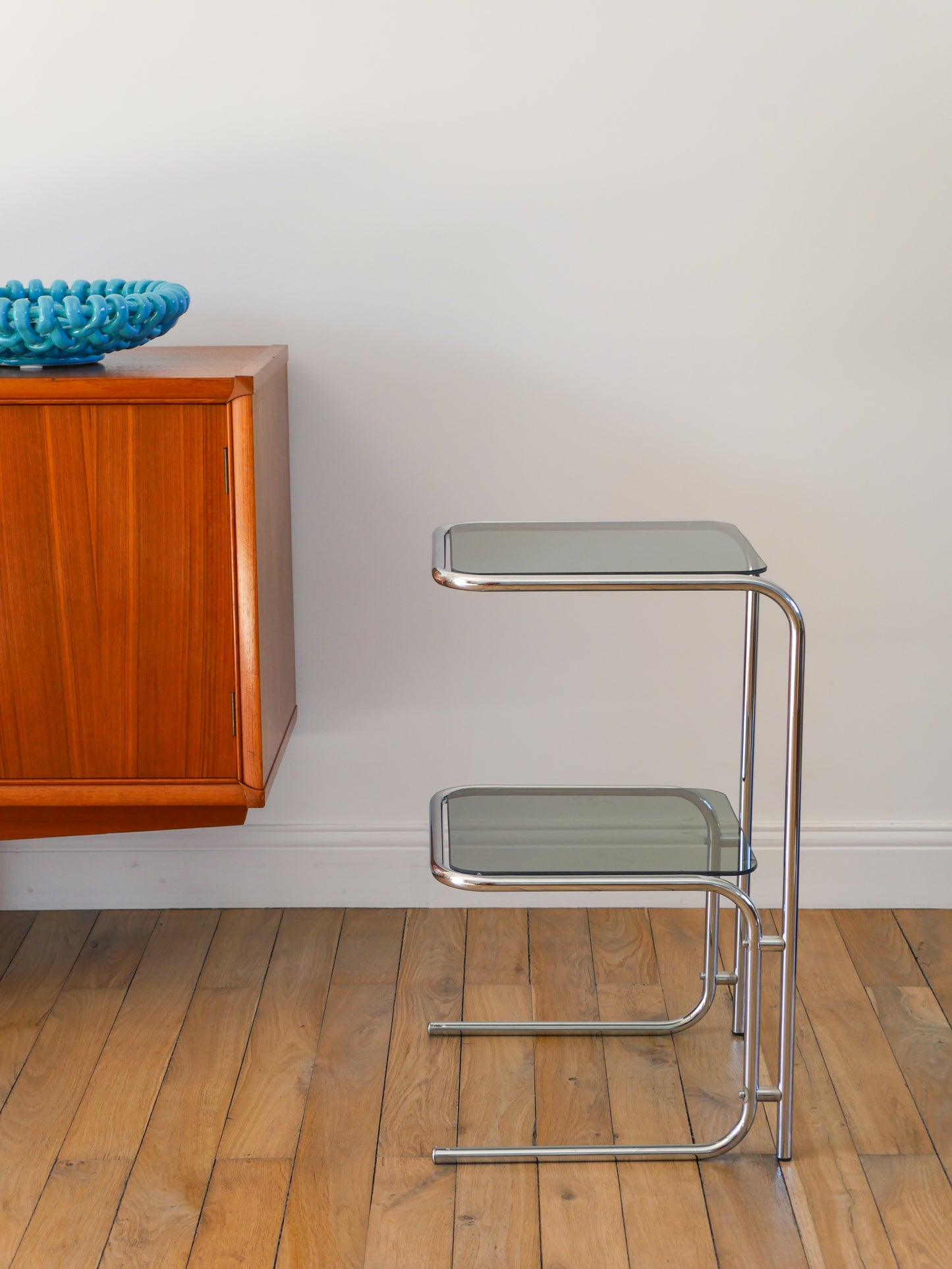 Table d'appoint tubulaire en chrome et verre fumé bleuté, double plateaux, Design, 1970