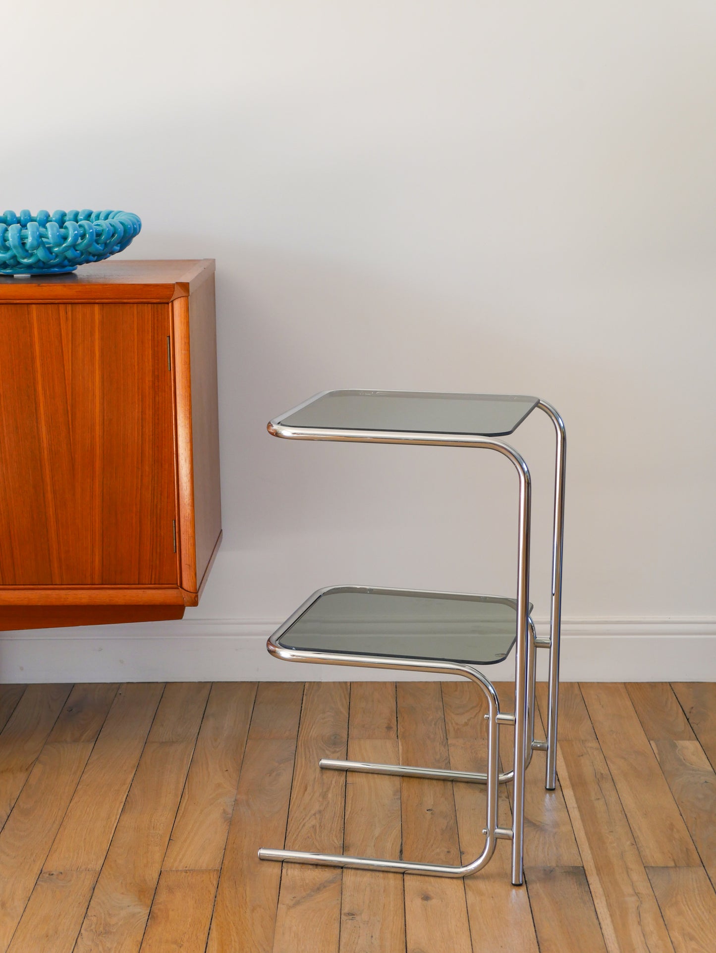 Table d'appoint tubulaire en chrome et verre fumé bleuté, double plateaux, Design, 1970