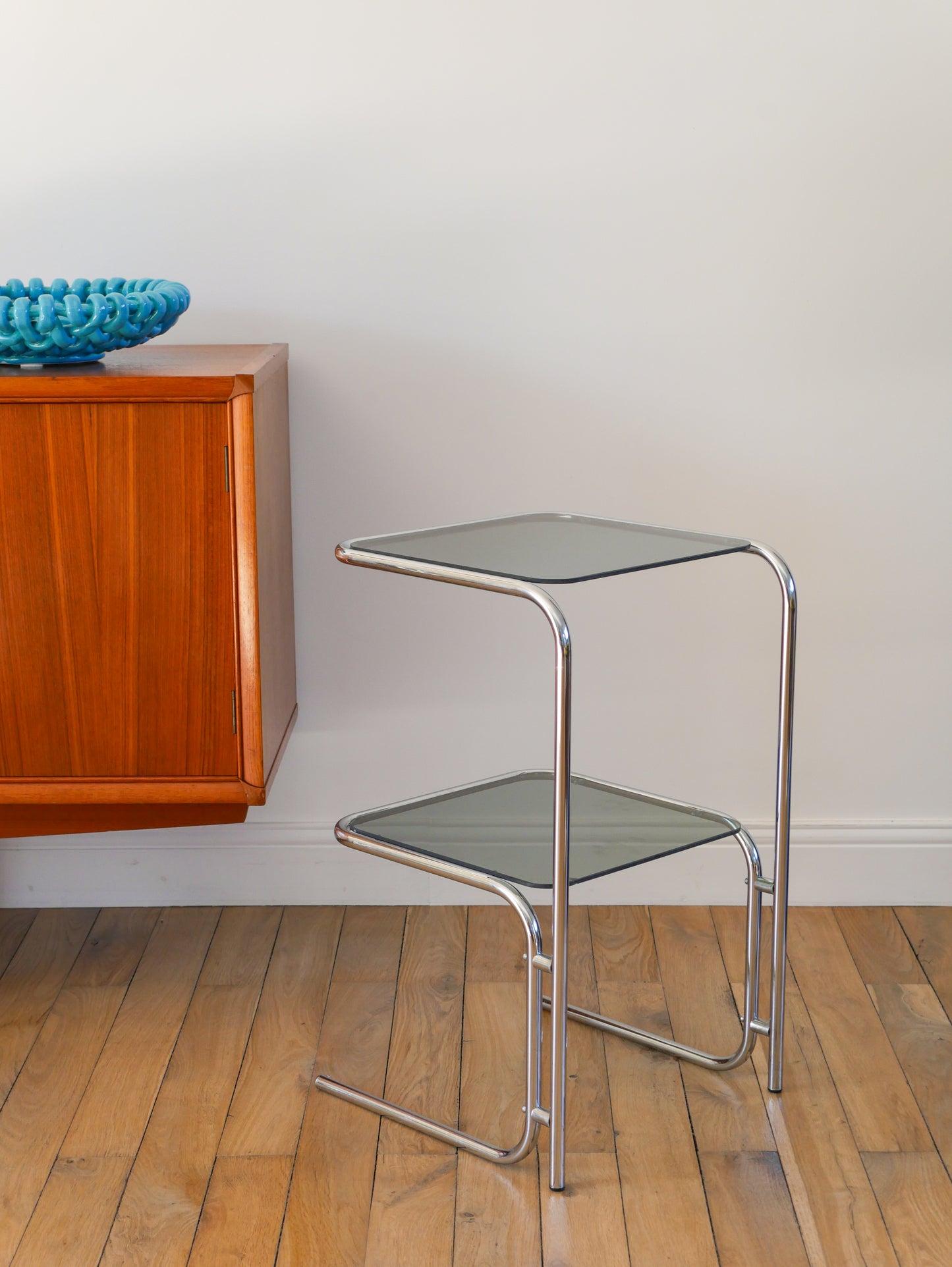 Table d'appoint tubulaire en chrome et verre fumé bleuté, double plateaux, Design, 1970
