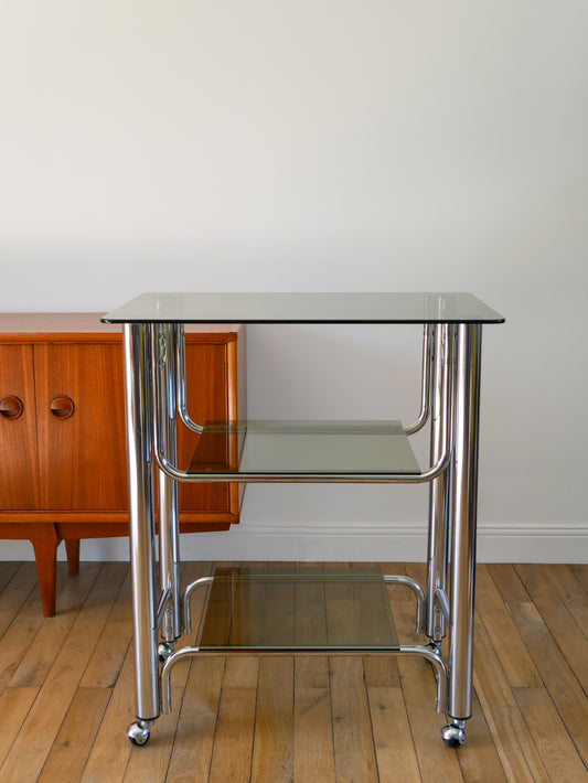 Console en chrome et verre fumé sur roulettes, angles arrondis, triple plateaux, Design, 1970