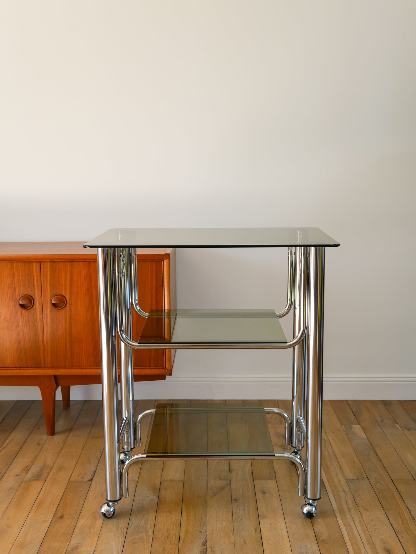 Console en chrome et verre fumé sur roulettes, angles arrondis, triple plateaux, Design, 1970