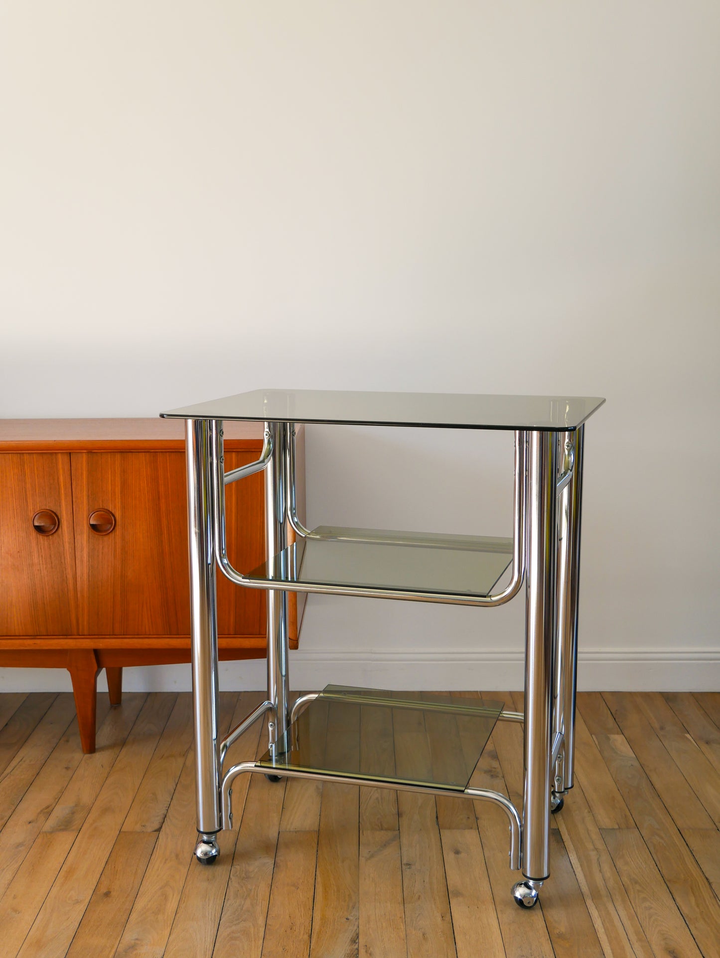 Console en chrome et verre fumé sur roulettes, angles arrondis, triple plateaux, Design, 1970
