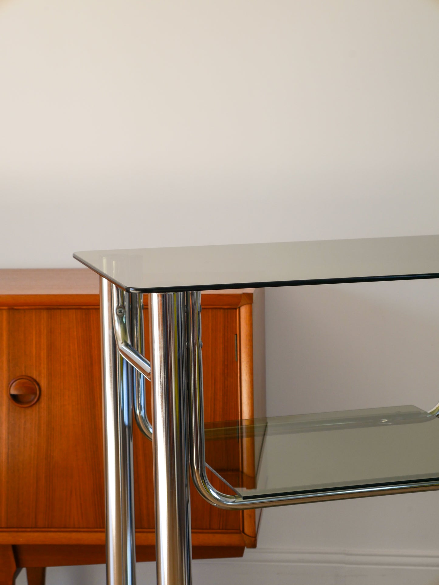 Console en chrome et verre fumé sur roulettes, angles arrondis, triple plateaux, Design, 1970