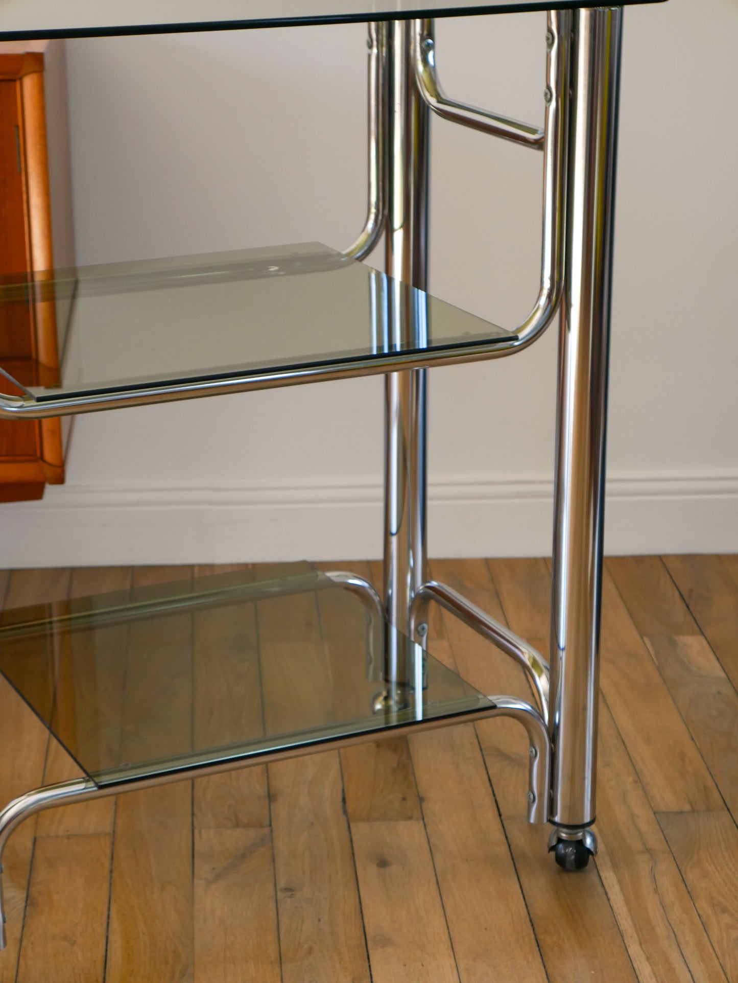 Console en chrome et verre fumé sur roulettes, angles arrondis, triple plateaux, Design, 1970