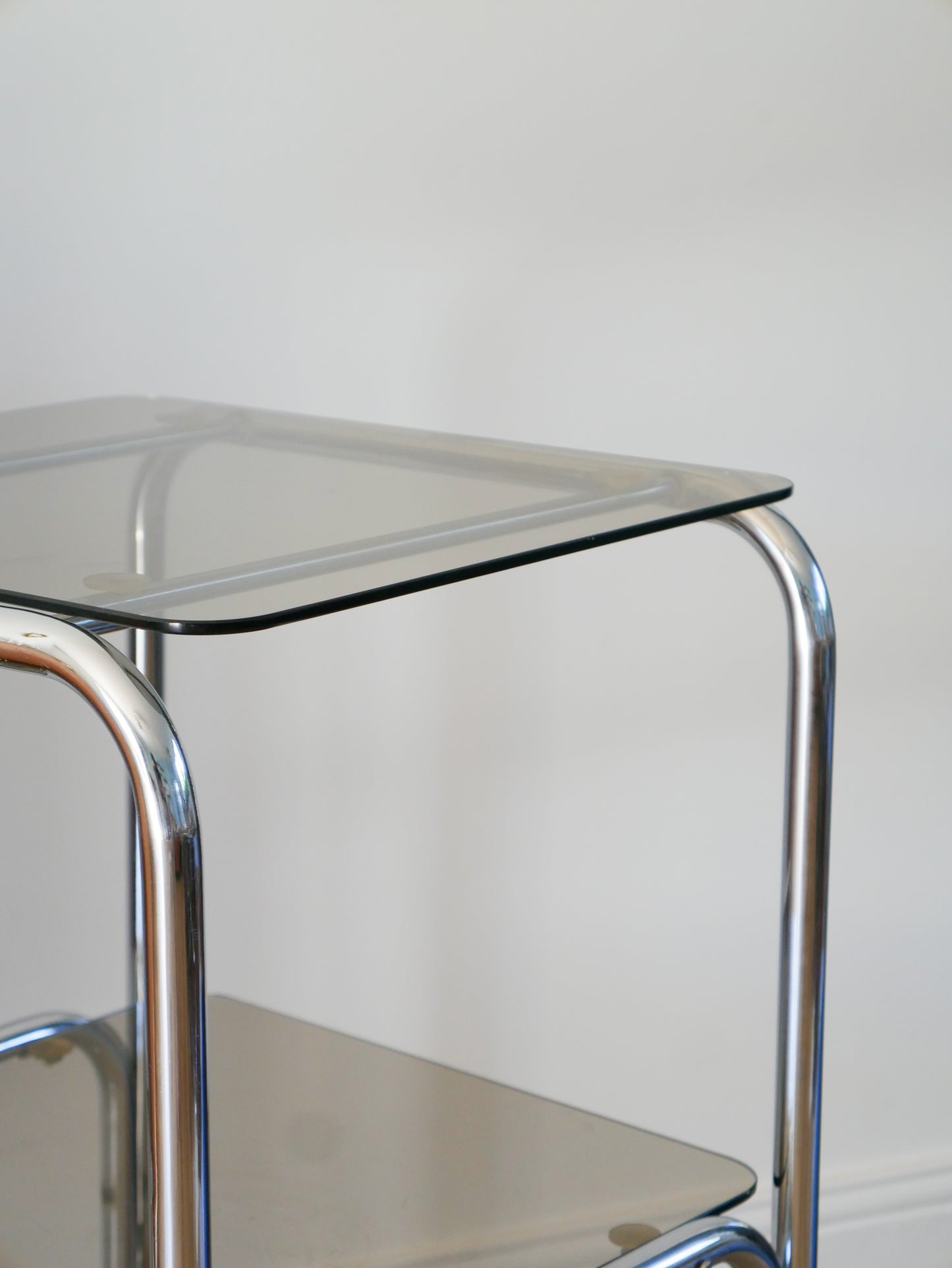 Console tubulaire  en chrome et verre fumé, double plateaux, Design, 1970