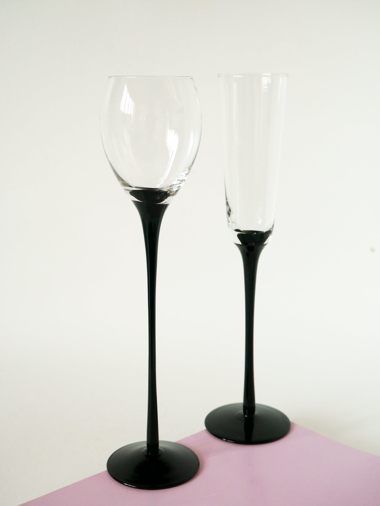 Ensemble de 5 flûtes à champagne très hautes, Noir, forme libre, 1970