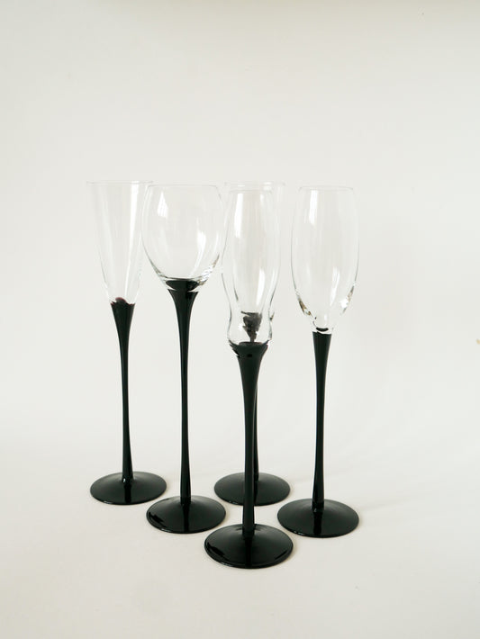 Ensemble de 5 flûtes à champagne très hautes, Noir, forme libre, 1970