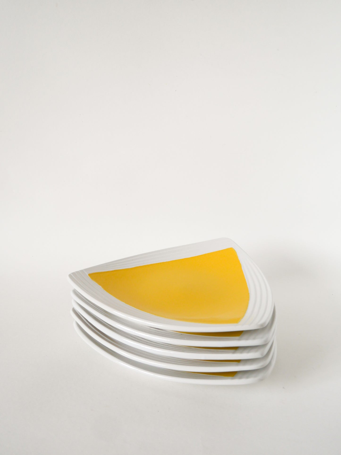 Lot de 5 assiettes à dessert triangulaires, Jaune & Blanc, Italy, 1980