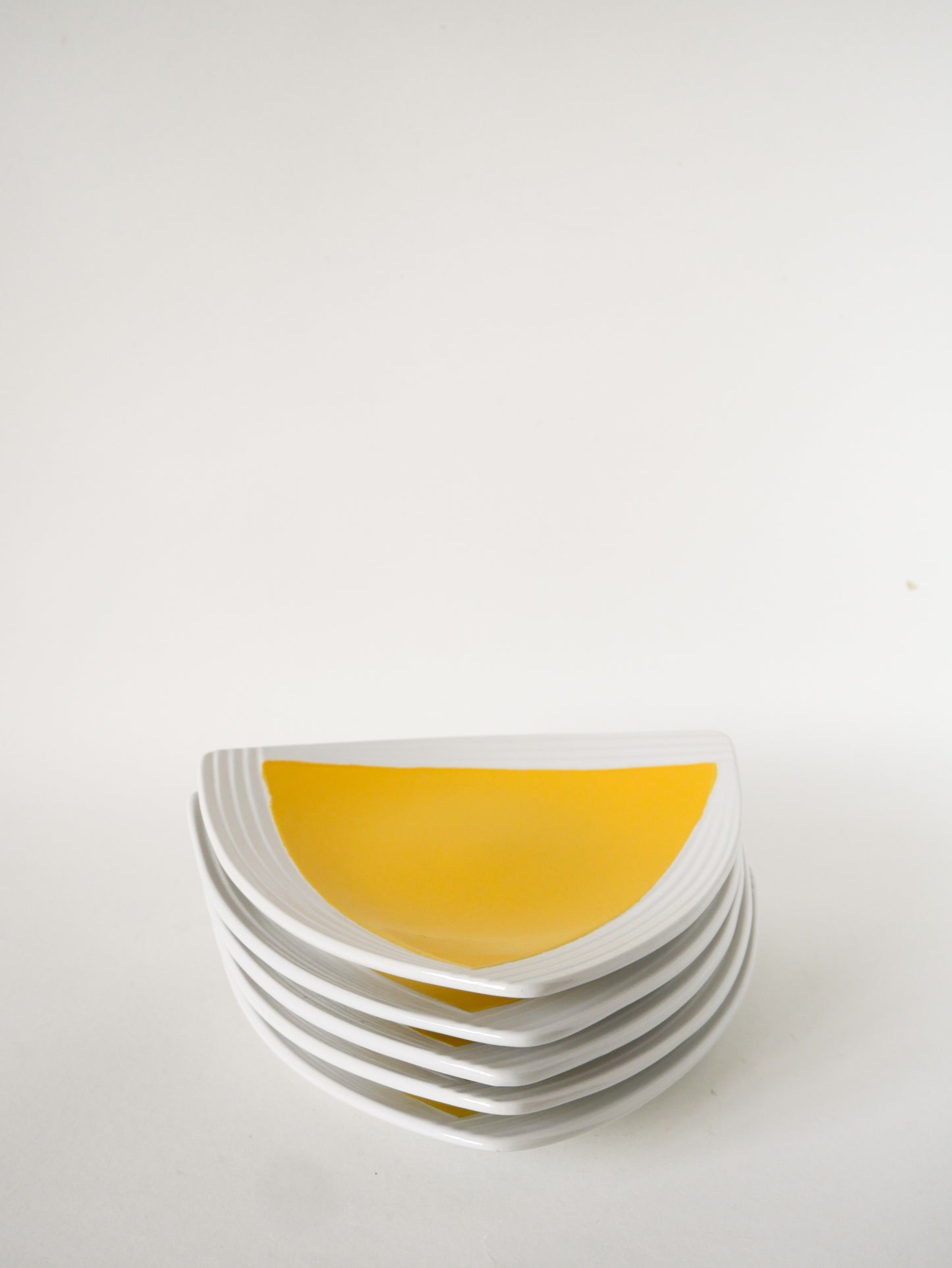 Lot de 5 assiettes à dessert triangulaires, Jaune & Blanc, Italy, 1980
