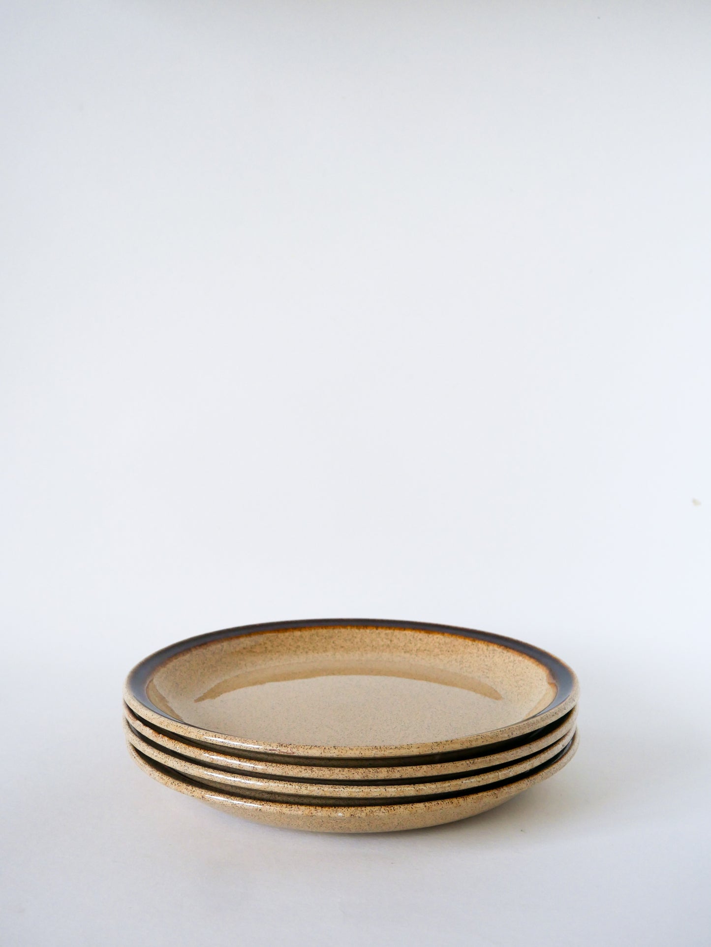 Lot de 4 grandes assiettes en grès avec liseré, Made in France, 1970