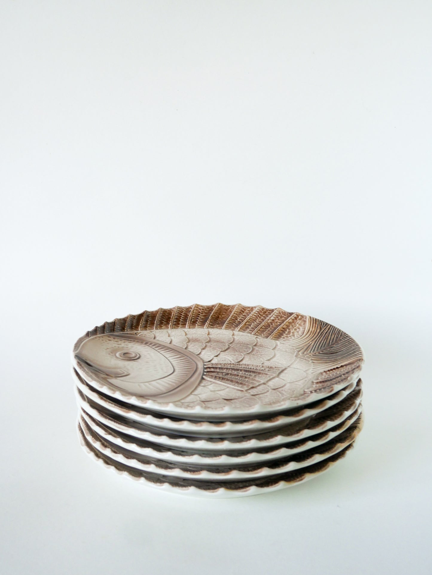 Lot de 6 assiettes plates en barbotine Atelier du Revernay, modèle Poisson, 1960