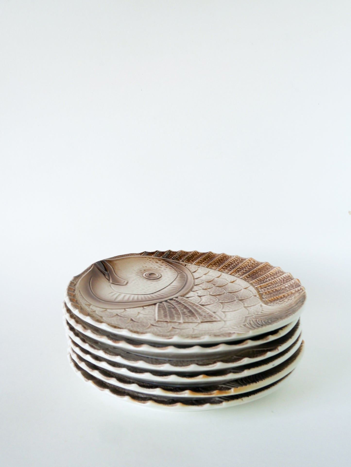 Lot de 6 assiettes plates en barbotine Atelier du Revernay, modèle Poisson, 1960