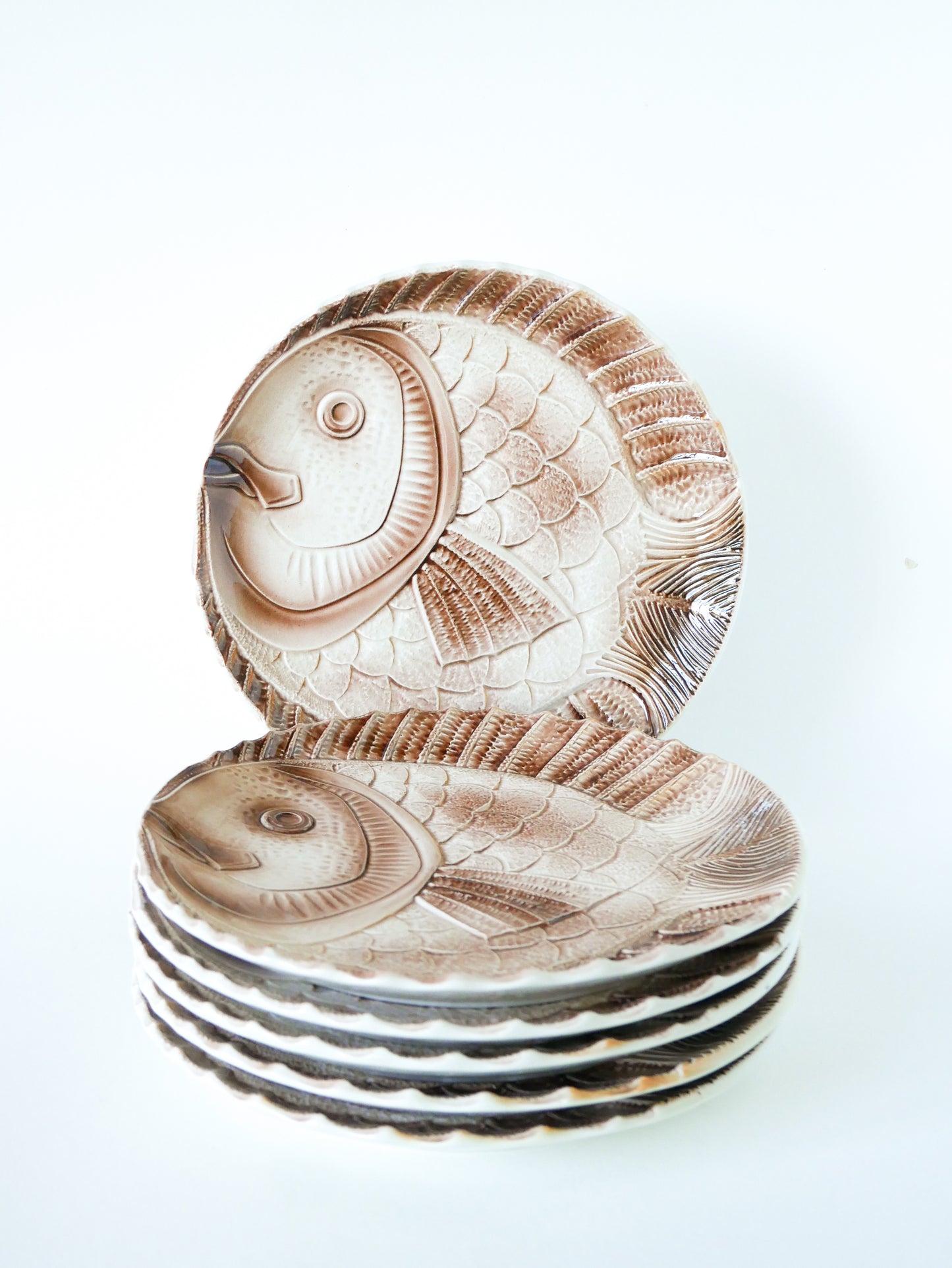Lot de 6 assiettes plates en barbotine Atelier du Revernay, modèle Poisson, 1960