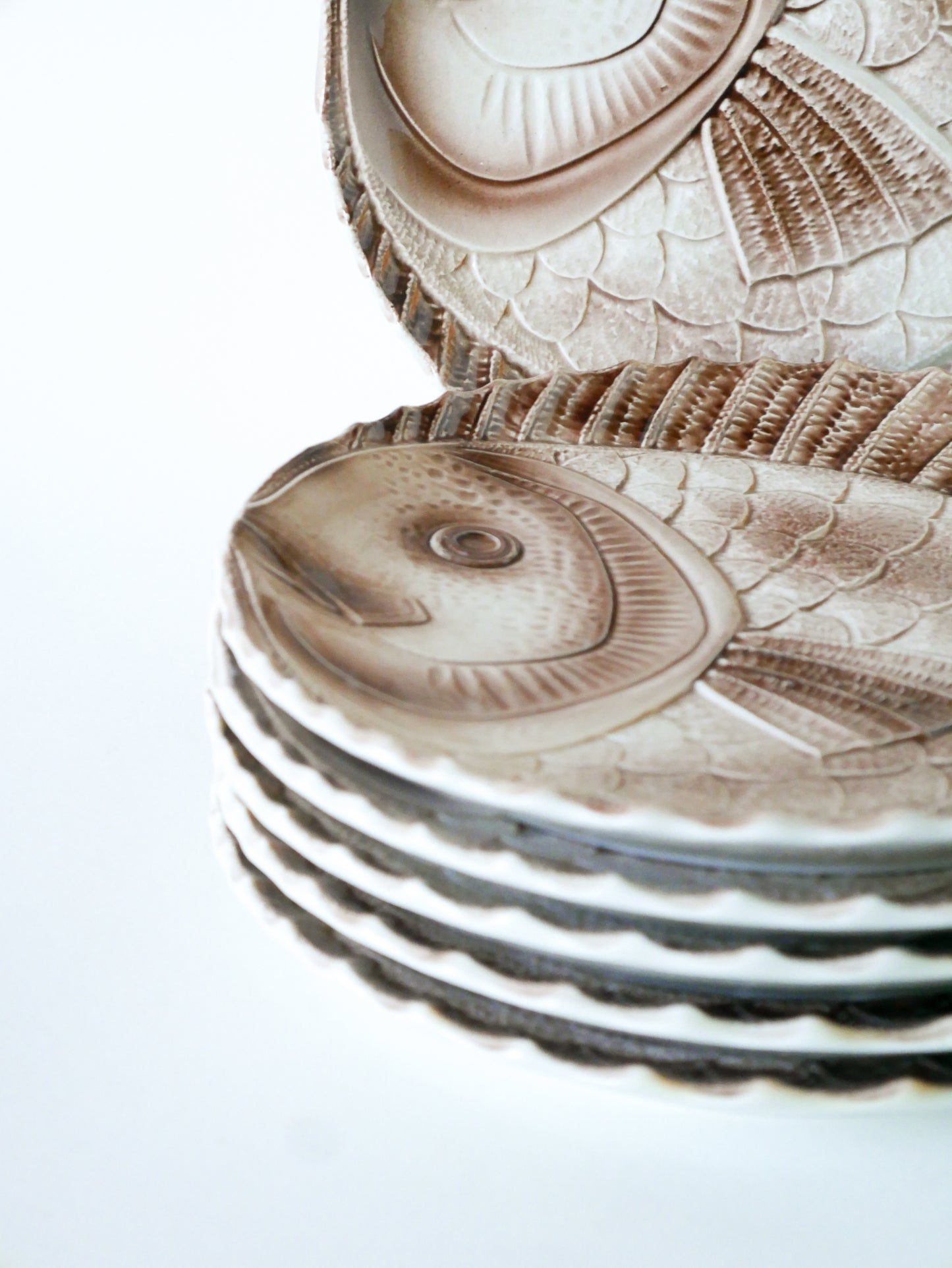 Lot de 6 assiettes plates en barbotine Atelier du Revernay, modèle Poisson, 1960