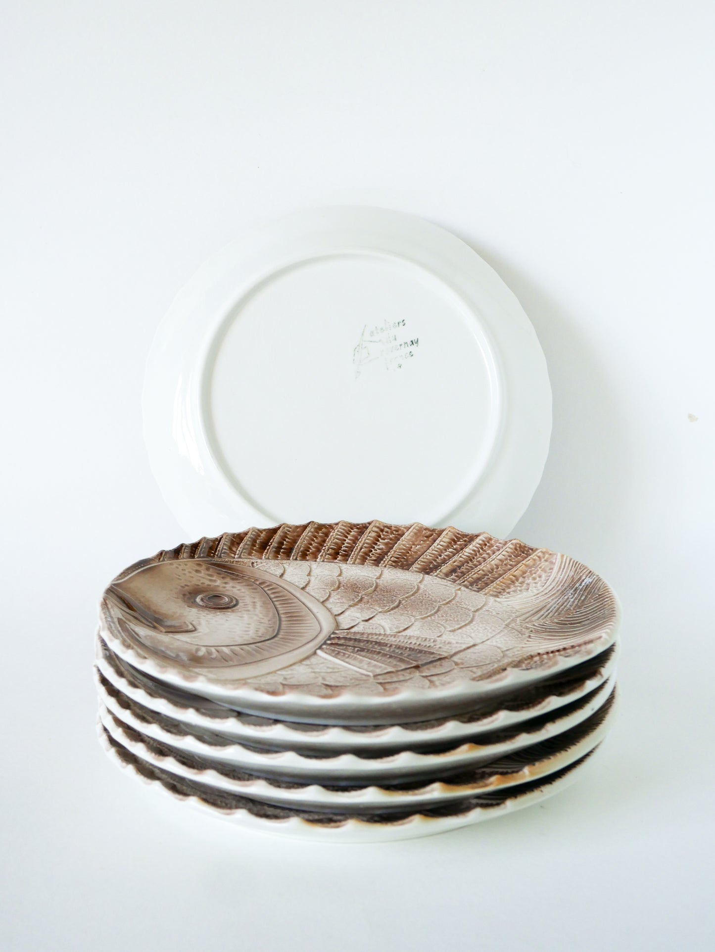 Lot de 6 assiettes plates en barbotine Atelier du Revernay, modèle Poisson, 1960