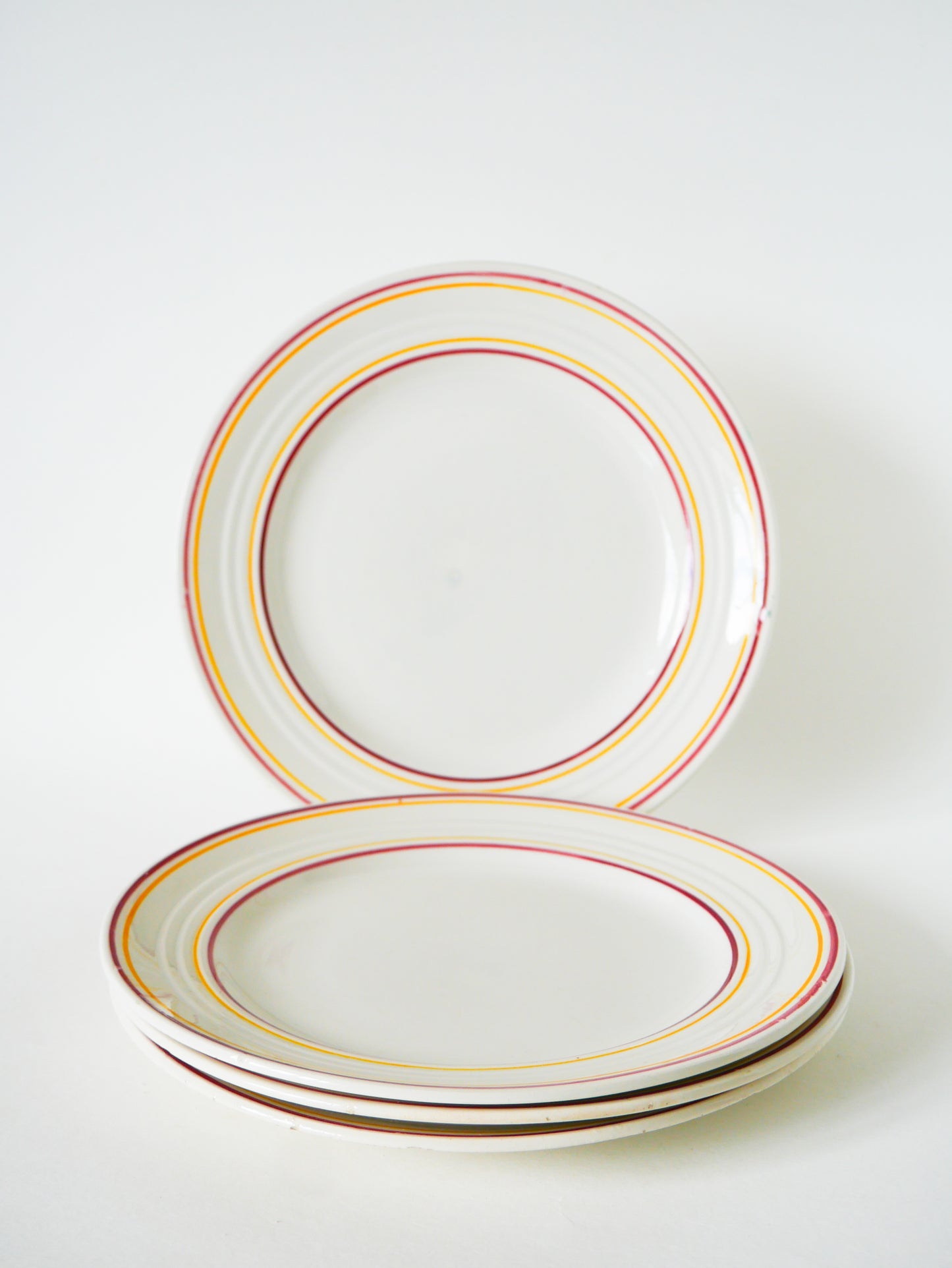 Ensemble de 4 assiettes plates à liserés, Jaune & Rouge, 1960