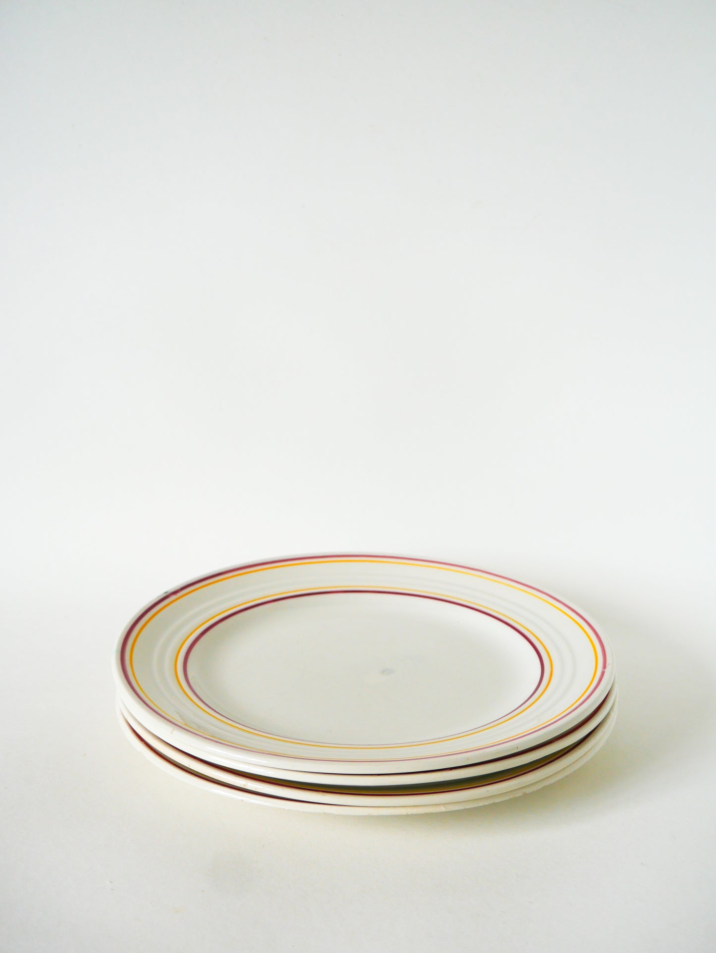 Ensemble de 4 assiettes plates à liserés, Jaune & Rouge, 1960